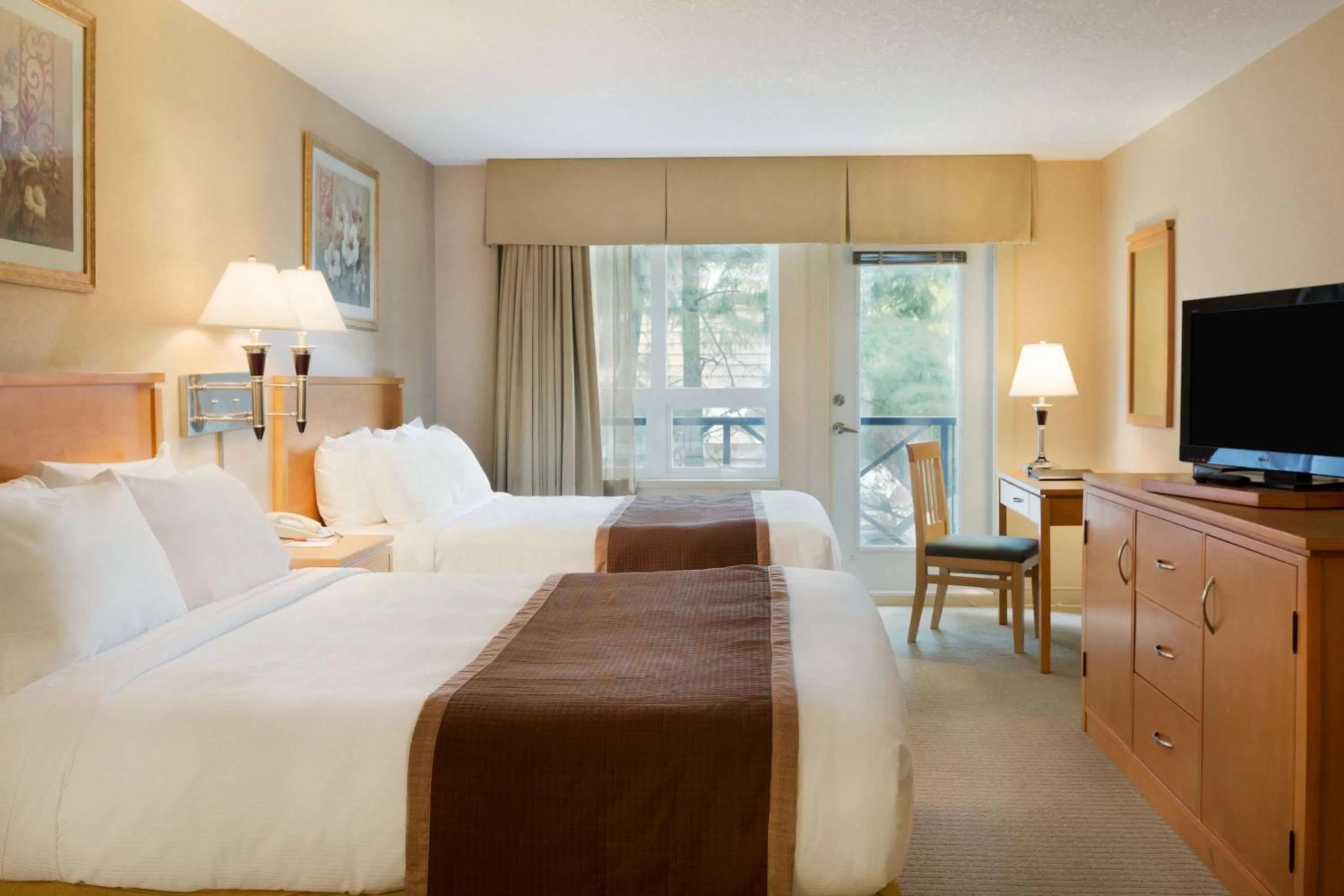Photo of the whole room, Bed in Ramada by Wyndham Nanaimo