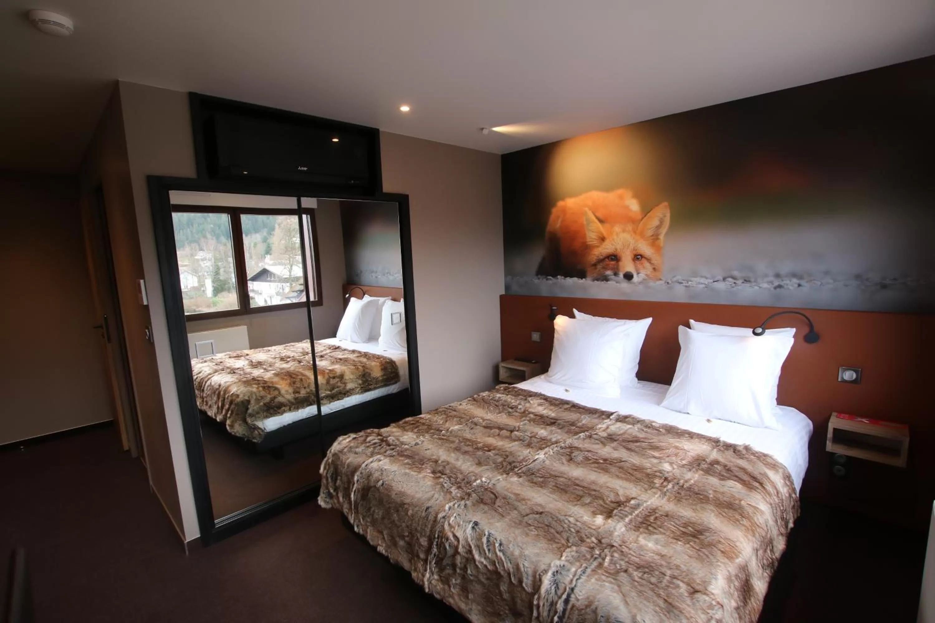 Photo of the whole room, Bed in Les Loges Du Parc