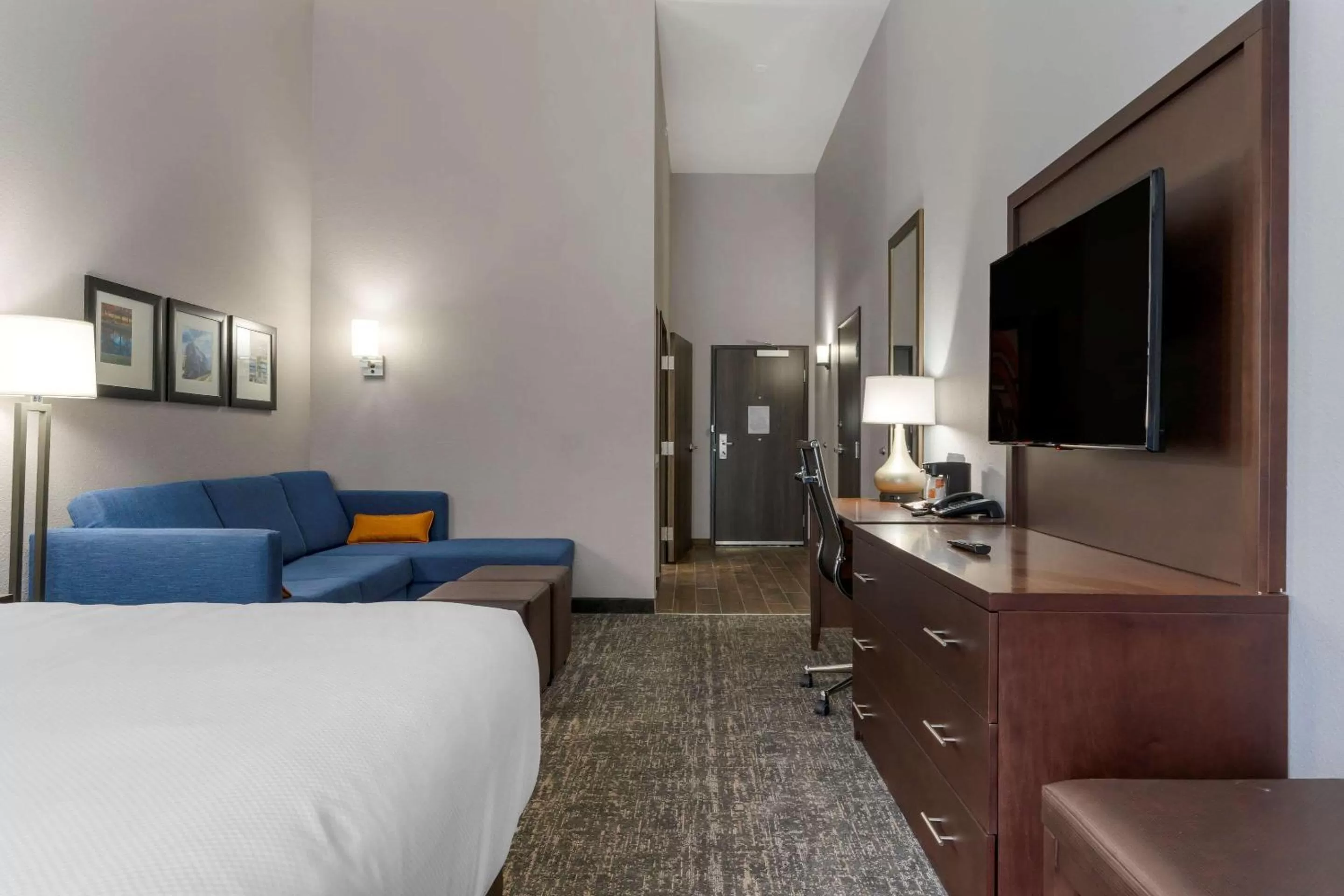 Bedroom, Bed in Comfort Suites Paducah Mall Area