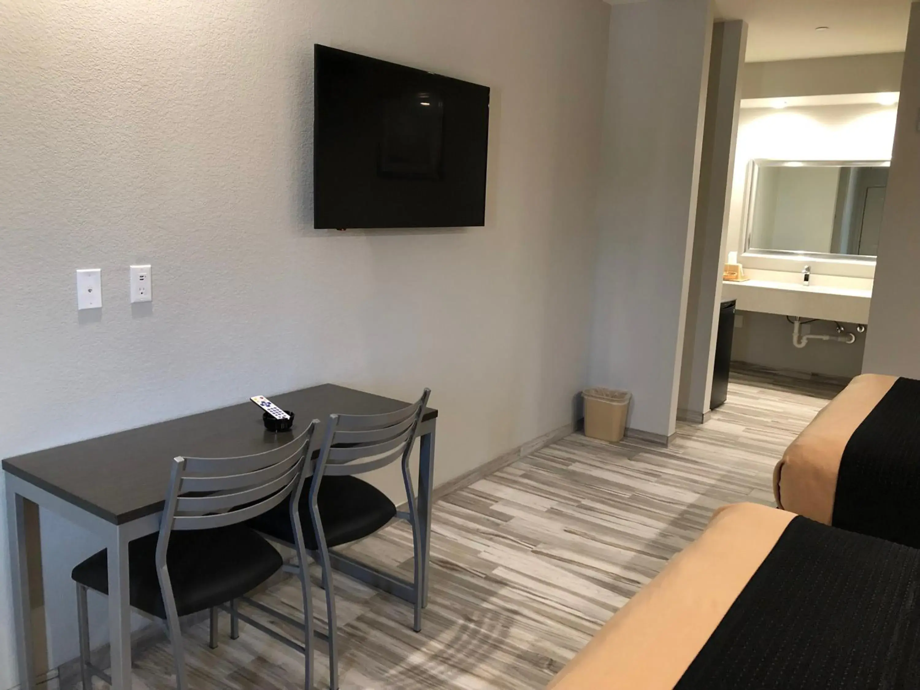 Standard Queen Room with Two Queen Beds - Non-Smoking in Crystal Inn Downtown Standard Queen Room with Two Queen Beds - Non-Smoking in Crystal Inn Downtown