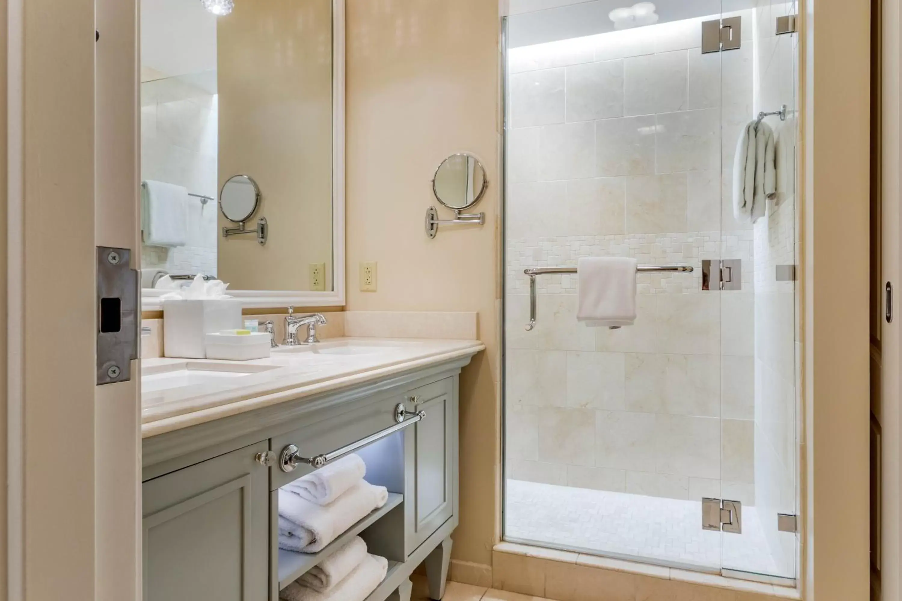 Standard King Room - Non-Smoking in Eilan Hotel and Spa, Ascend Resort Collection Standard King Room - Non-Smoking in Eilan Hotel and Spa, Ascend Resort Collection