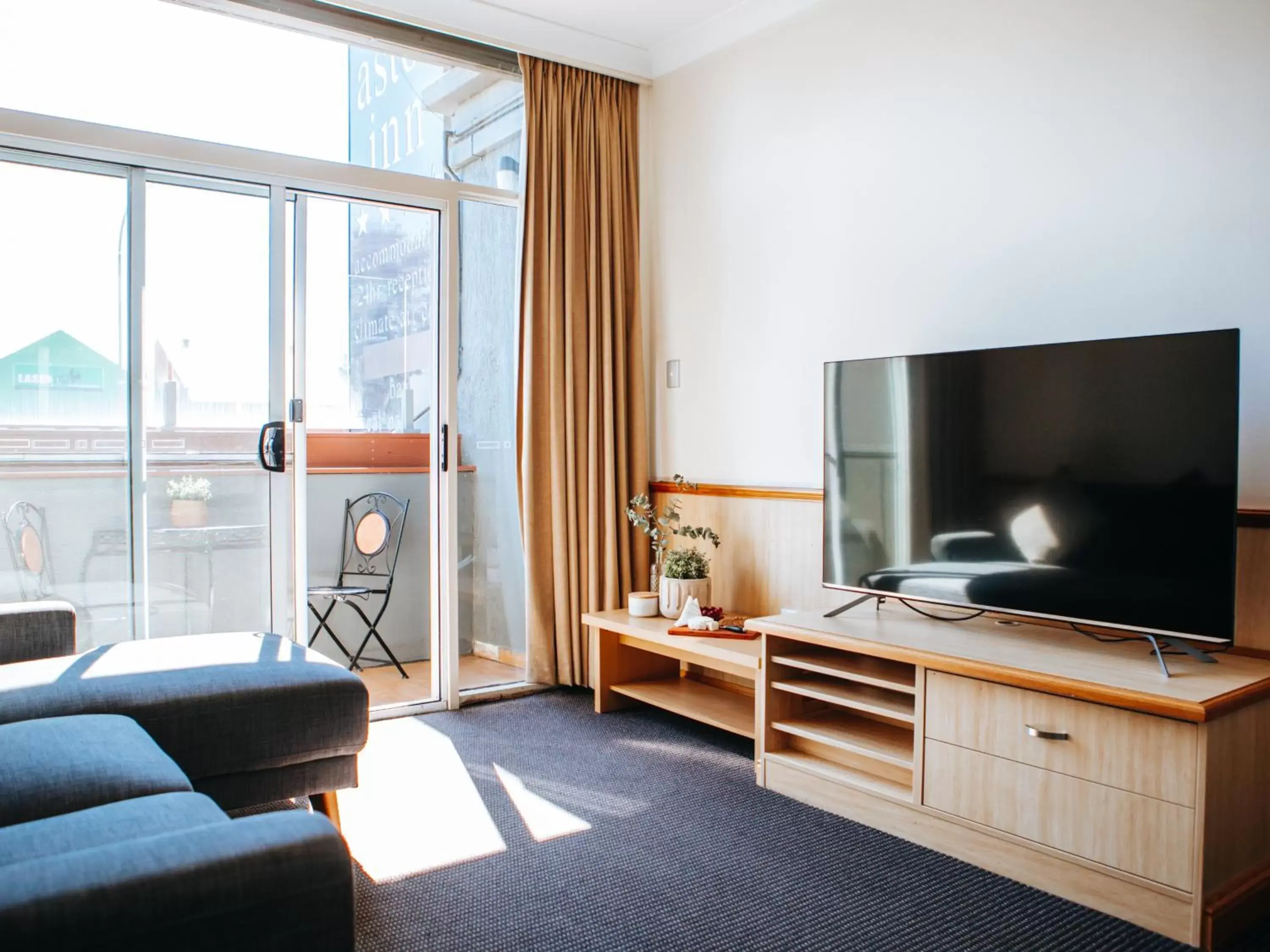 Executive Two-Bedroom Apartment in Astor Inn Executive Two-Bedroom Apartment in Astor Inn