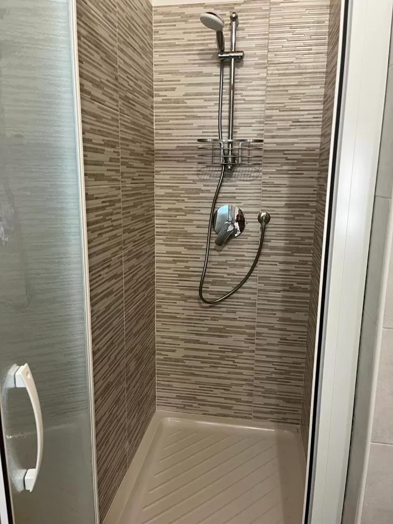 Shower, Bathroom in B&B LA VILLA