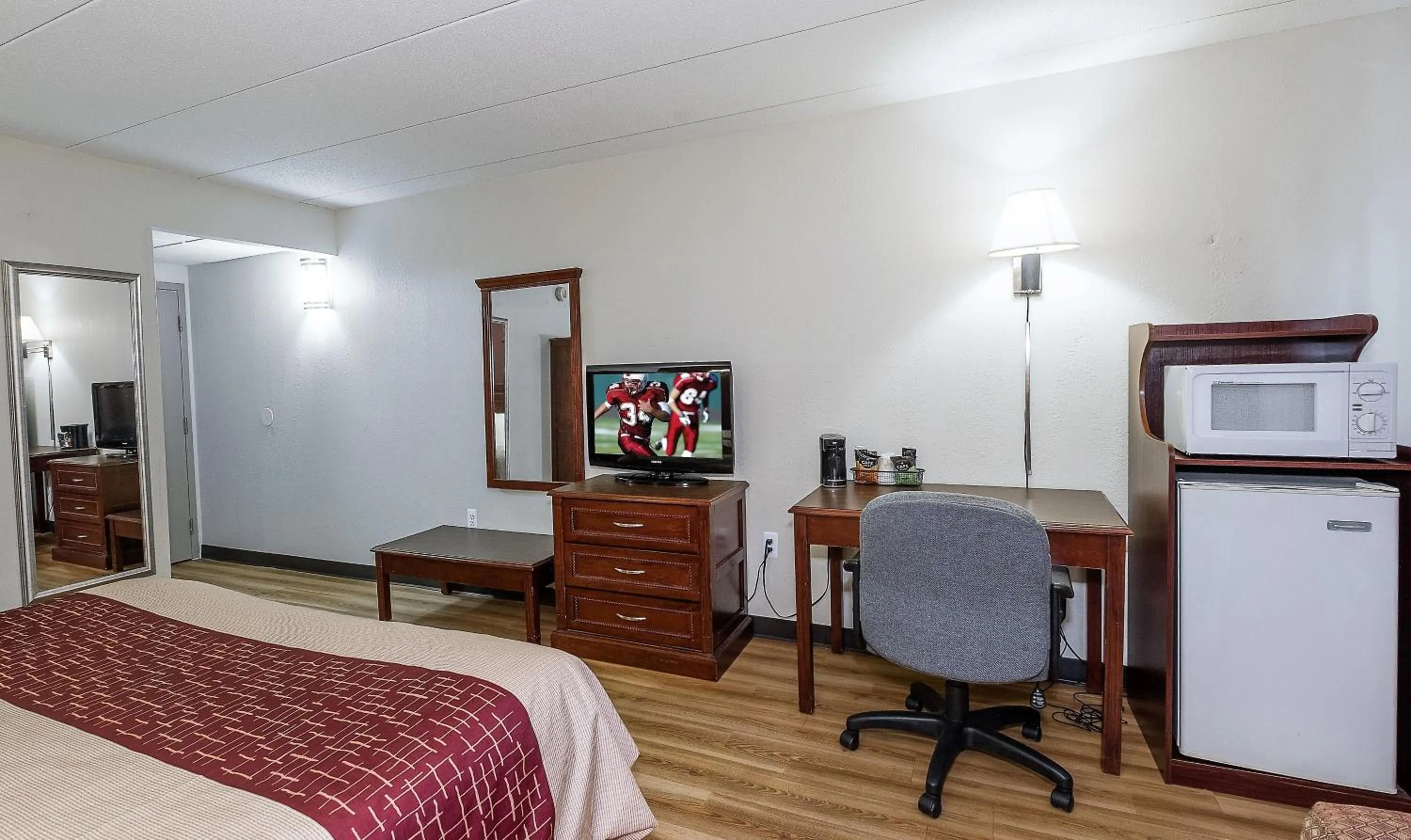 Photo of the whole room, Bed in Red Roof Inn Hartford - Vernon