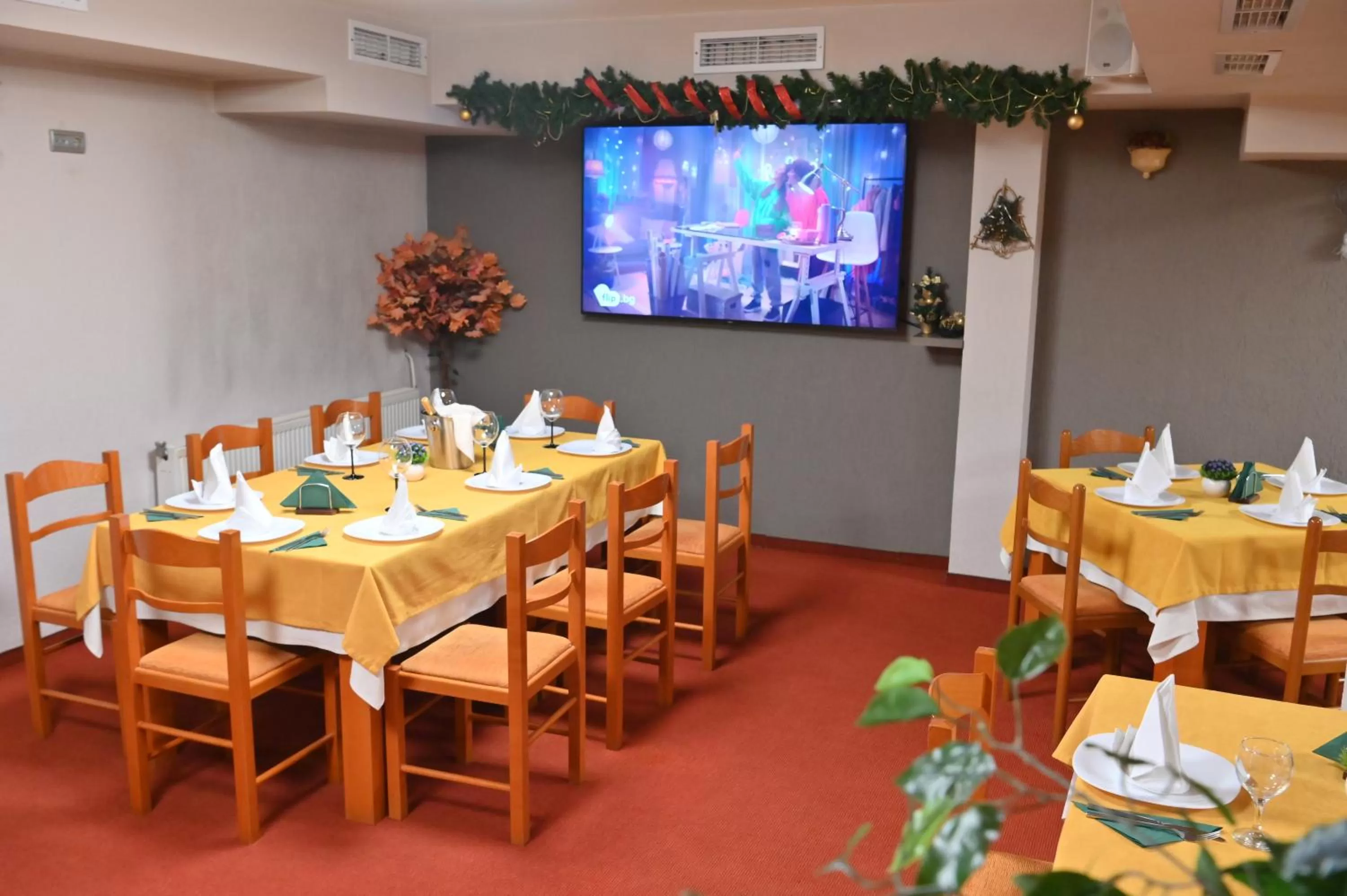 Restaurant/places to eat in Hotel Rothmans-Breakfast - Free parking - Lobby