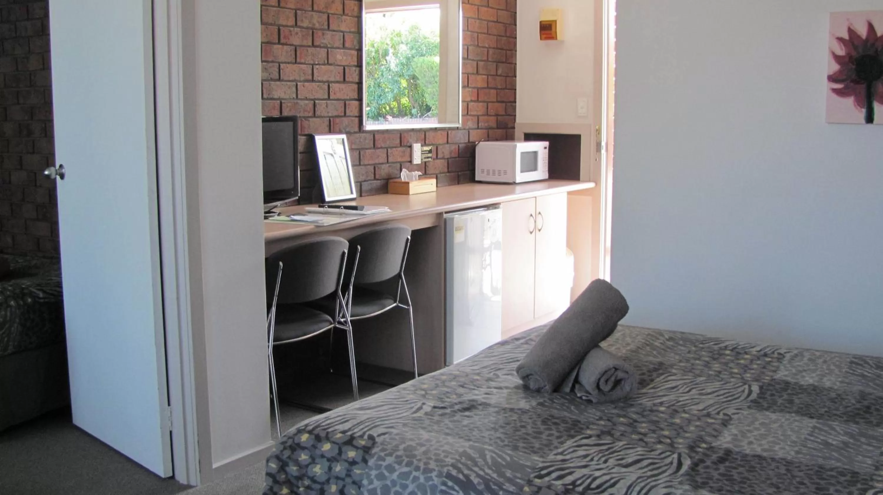 Bedroom in Bristol Hill Motor Inn