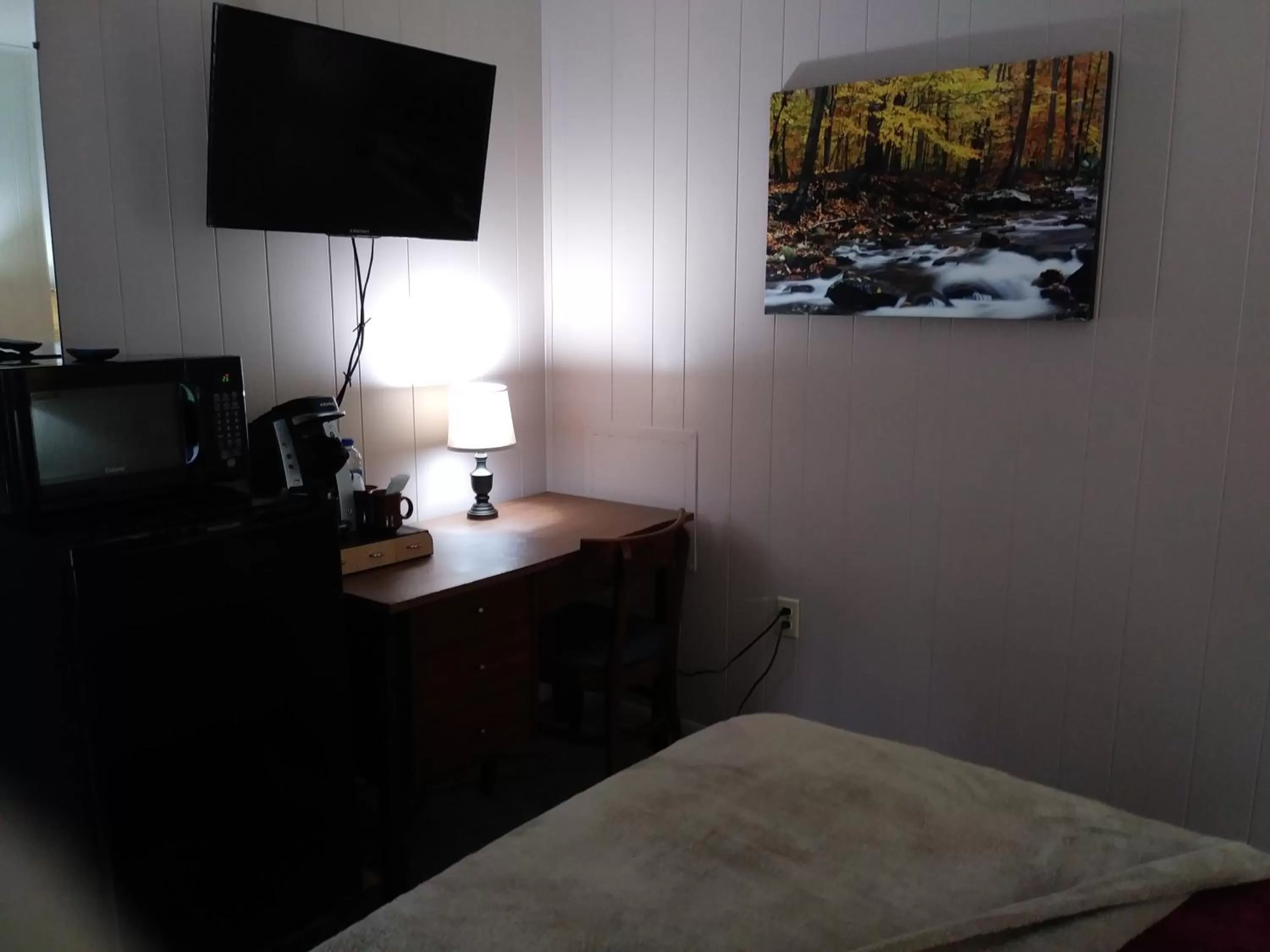 Photo of the whole room, Bed in Rest Stop 6 Inn