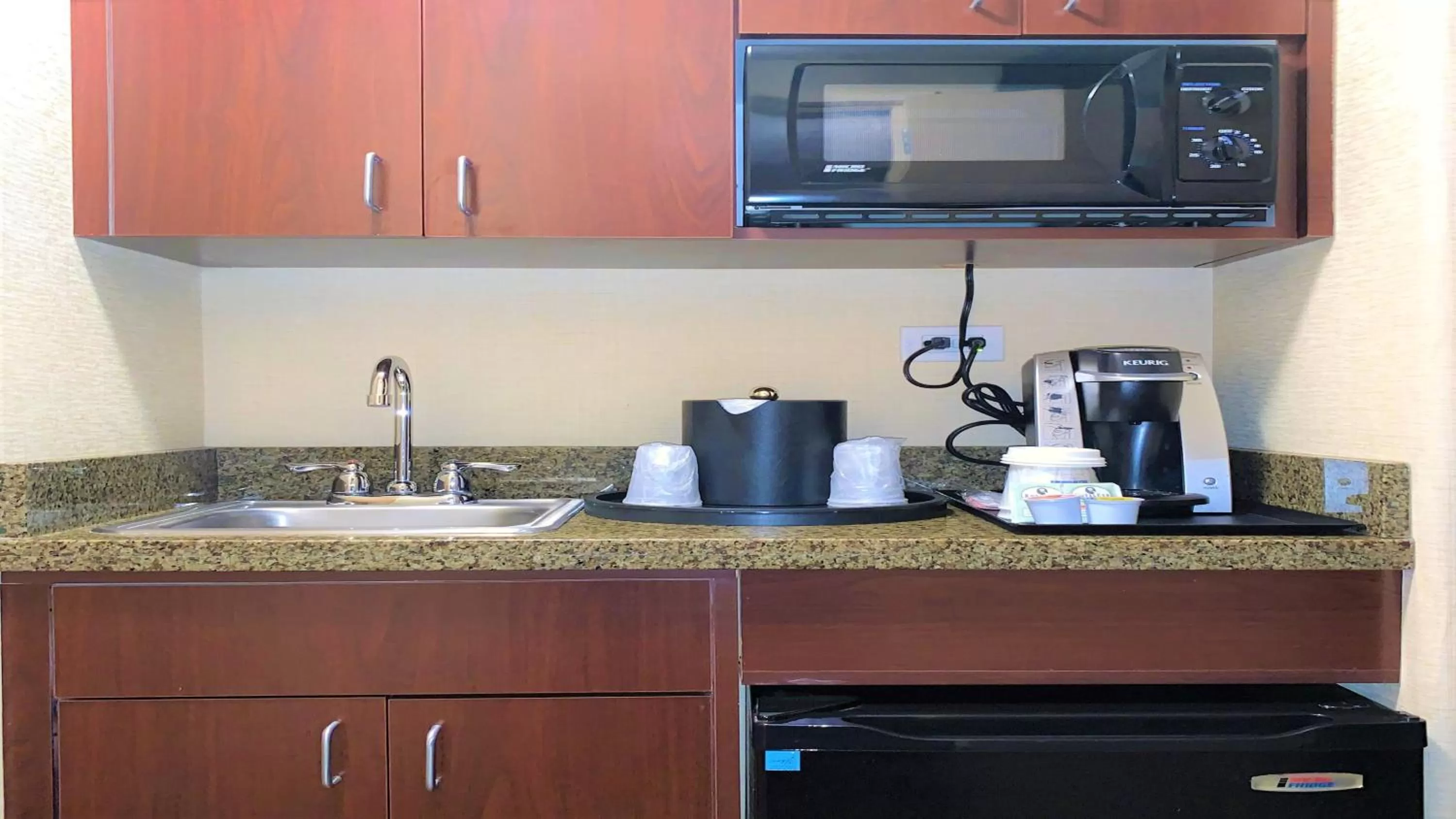 Coffee/tea facilities in Holiday Inn Express Fresno Northwest - Herndon by IHG