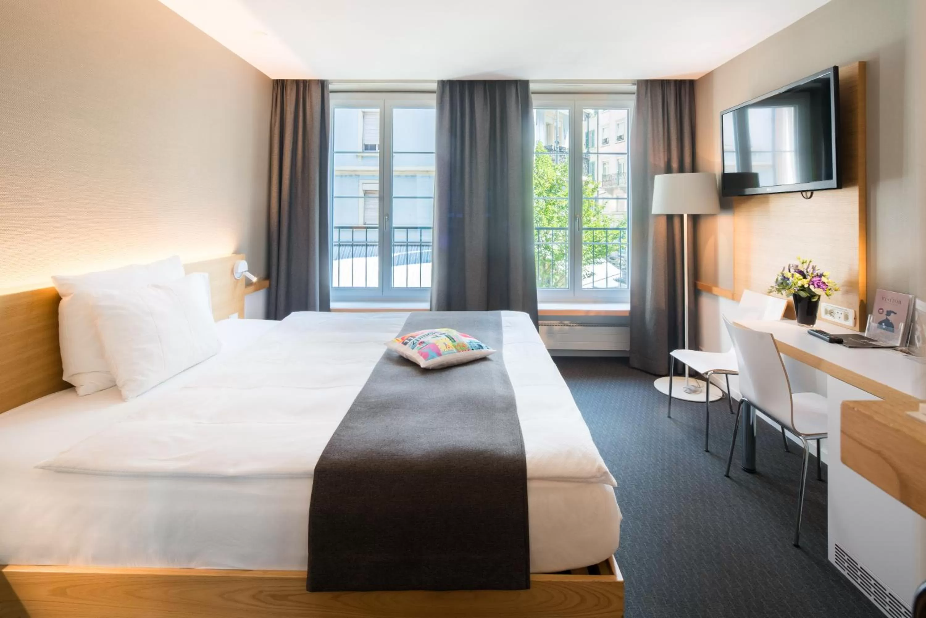 Photo of the whole room, Bed in Best Western Plus Hotel Zürcherhof