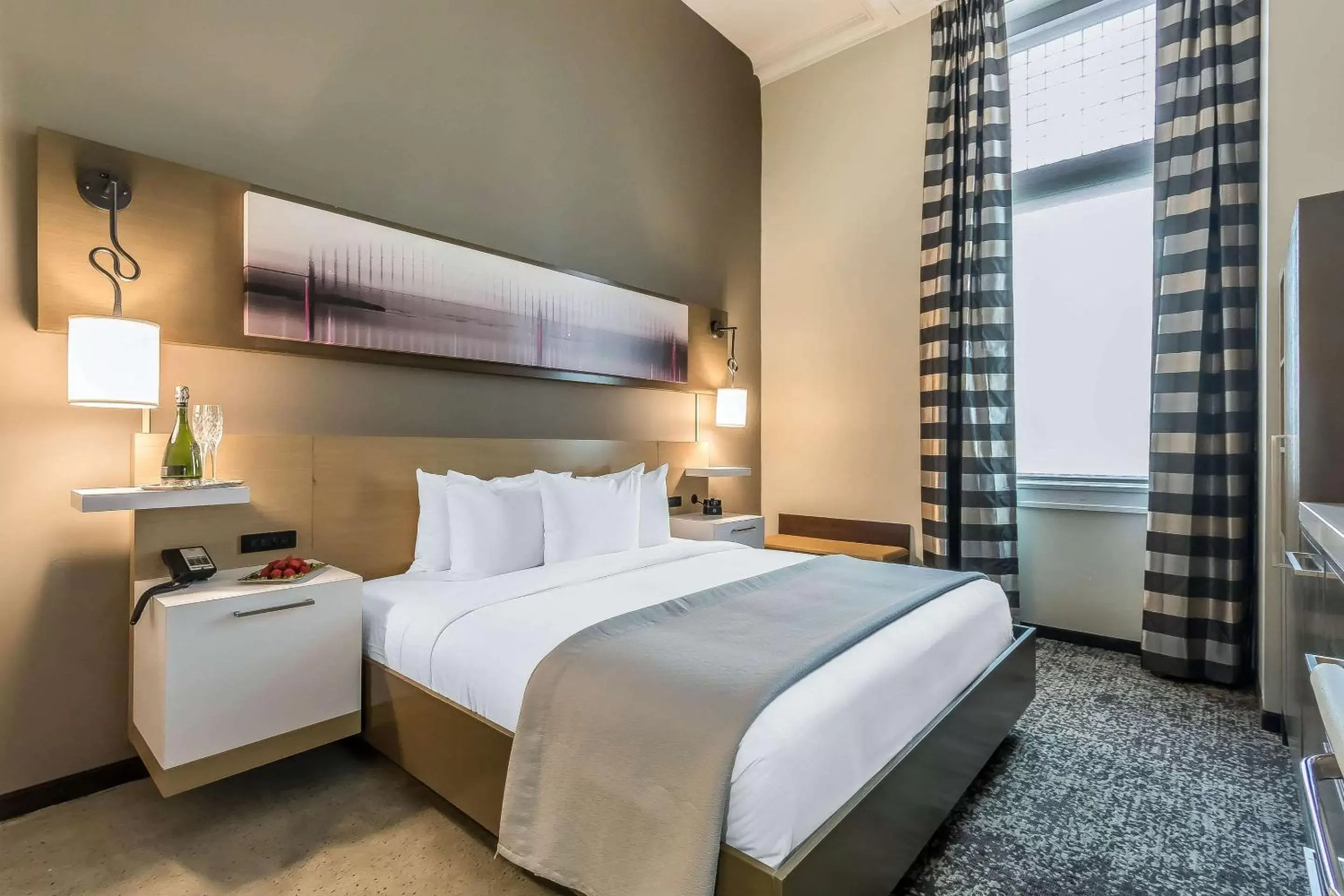 King Room - Non-Smoking in Hotel Napoleon Memphis King Room - Non-Smoking in Hotel Napoleon Memphis