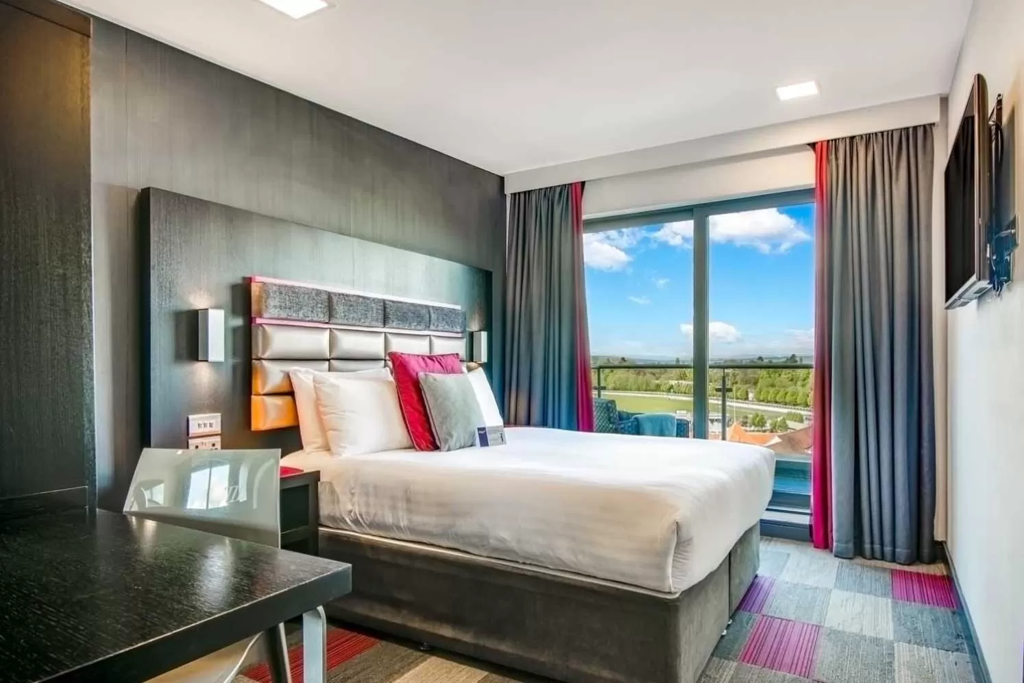 Bedroom, Bed in Roomzzz Chester City