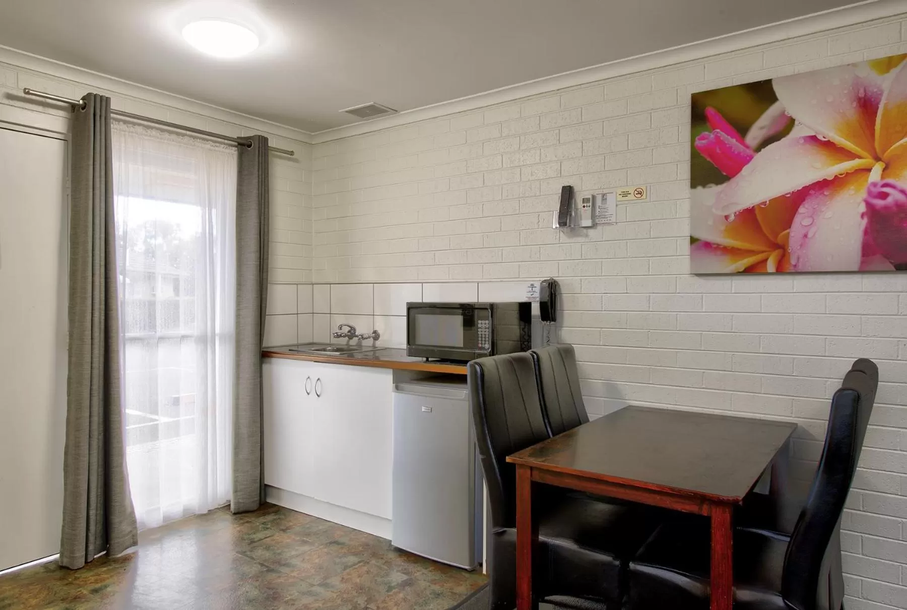 Kitchen or kitchenette in Frankston Motel