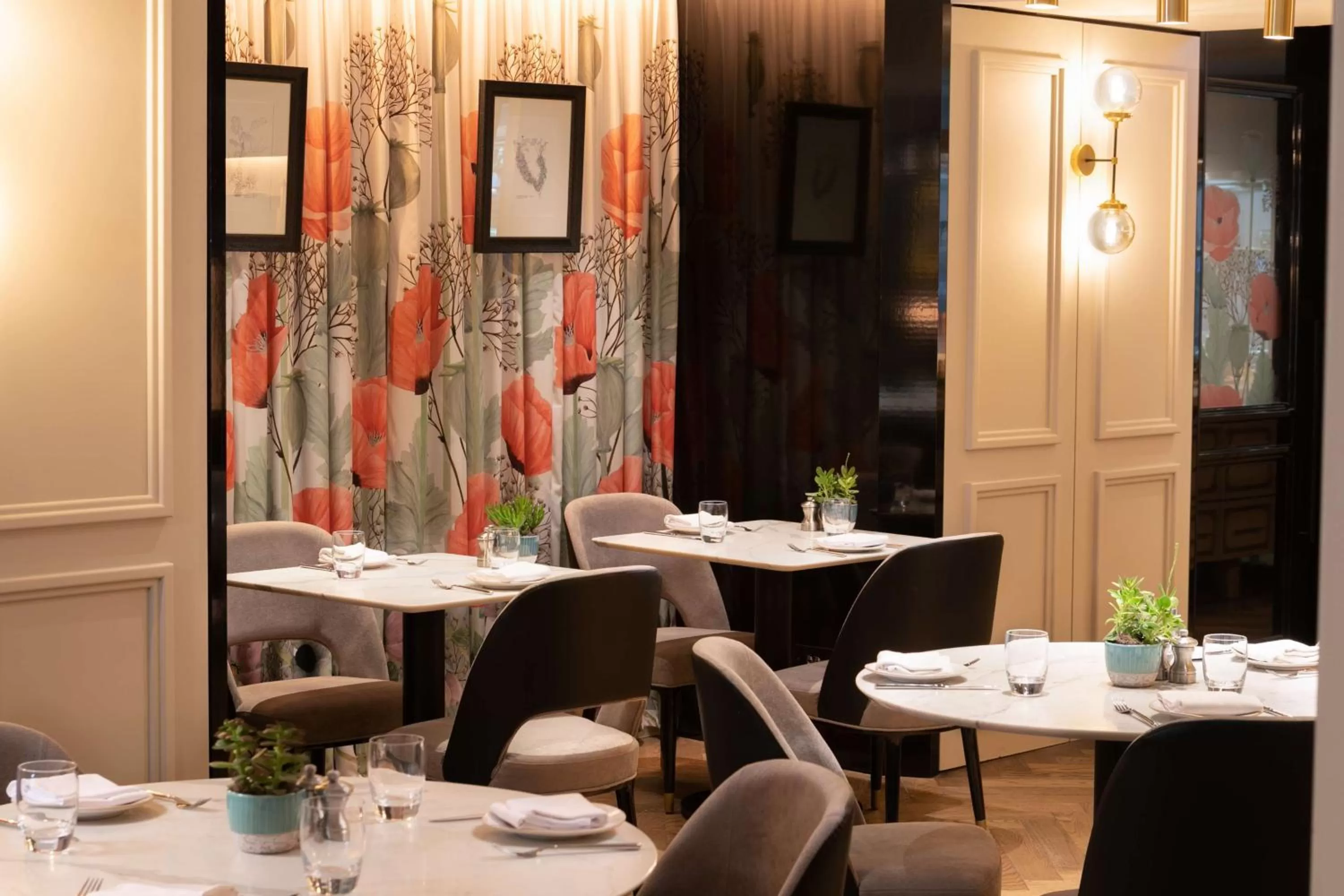 Restaurant/places to eat in Holmes Hotel London