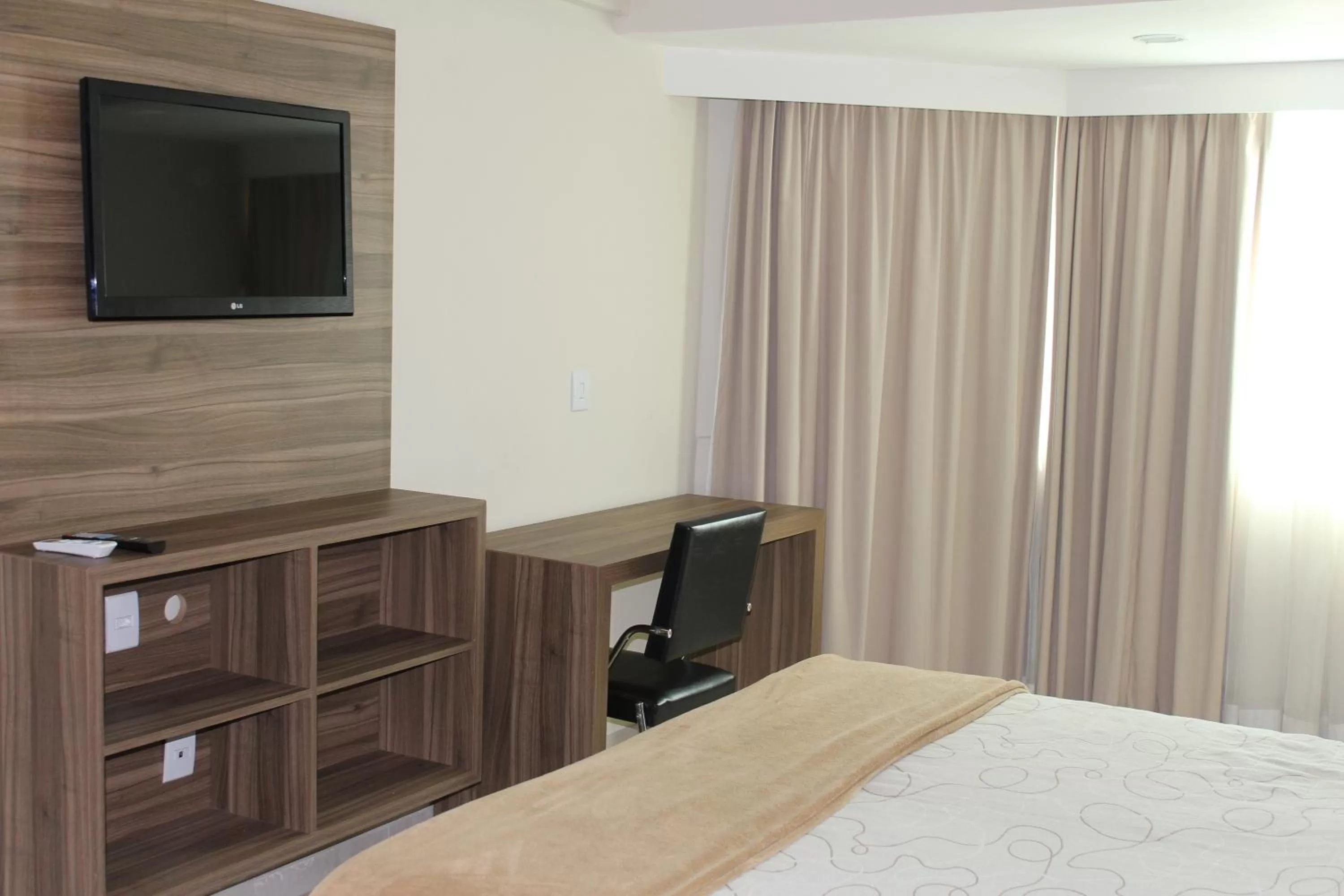 Bedroom, TV/Entertainment Center in Resende Inn