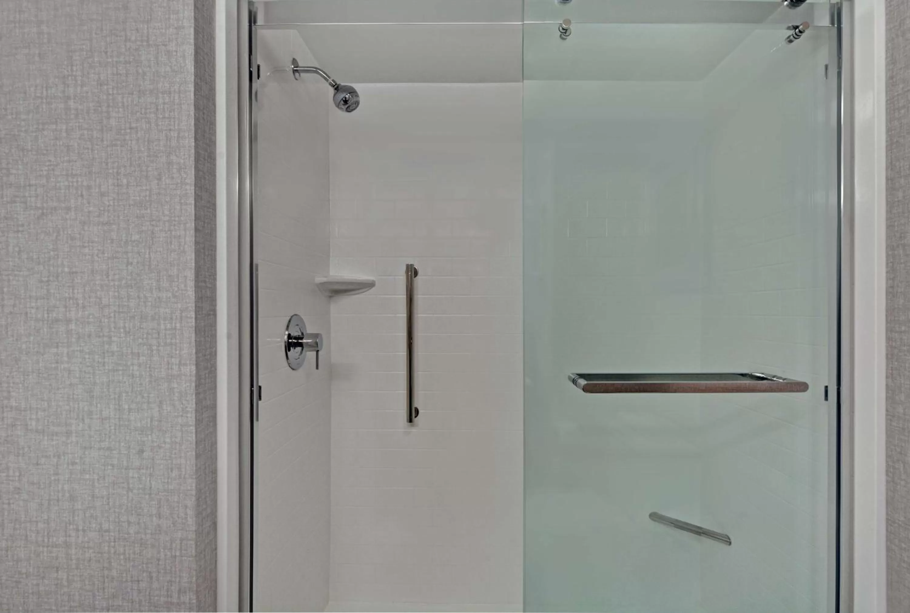 Bathroom in Hampton Inn Gallatin