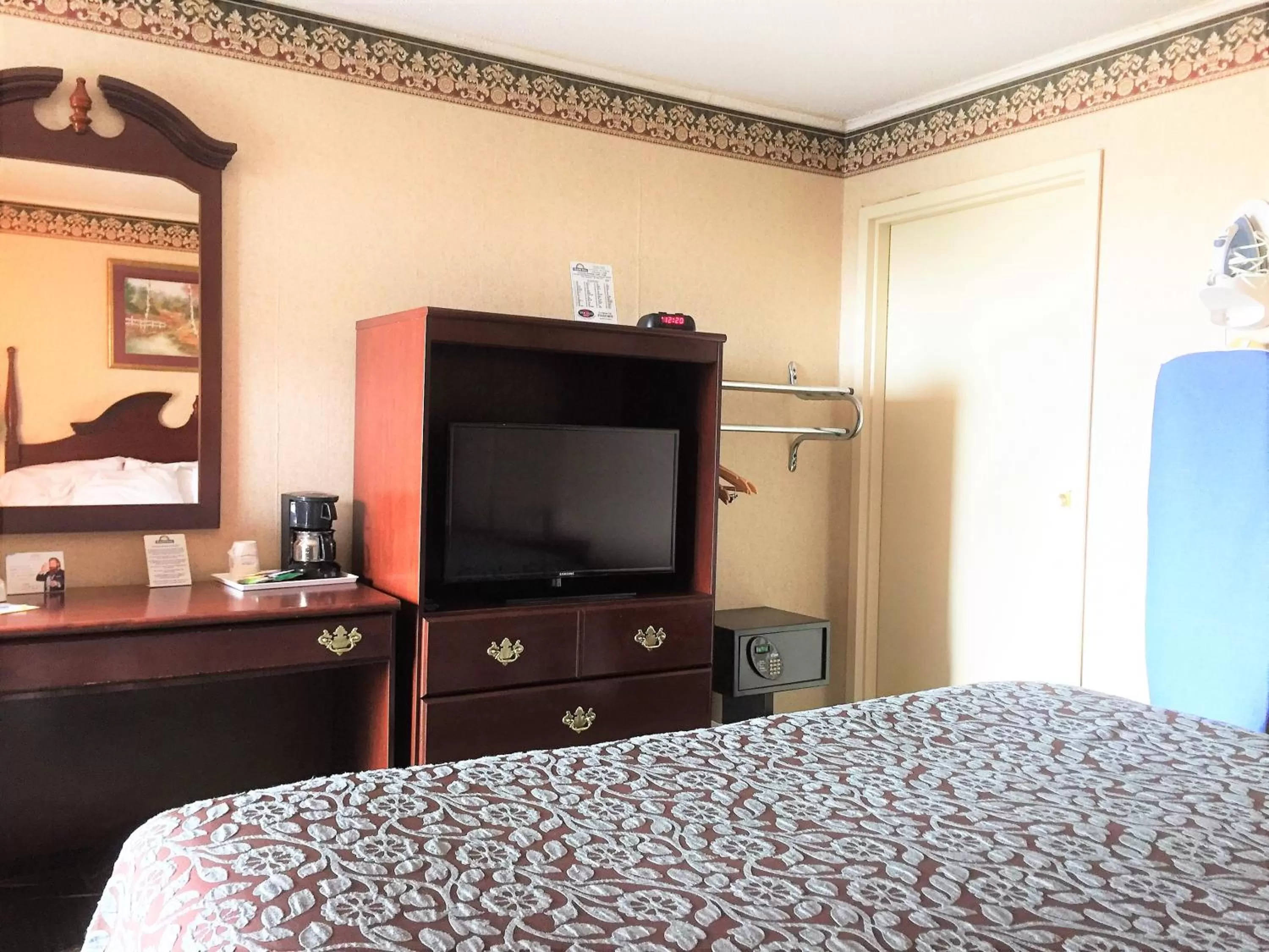 Decorative detail, Bed in Days Inn by Wyndham Tannersville