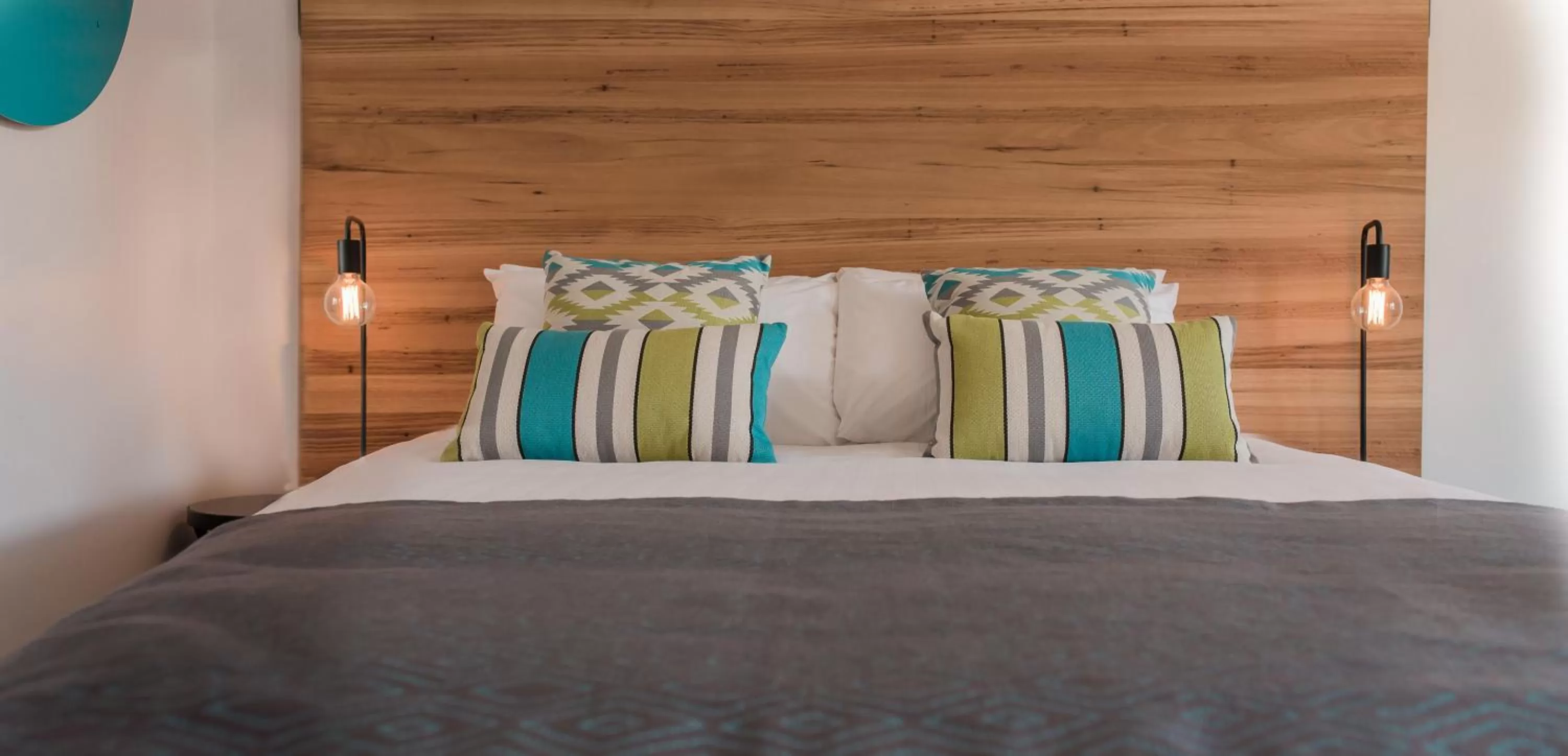 Bed in Bright Colonial Motel