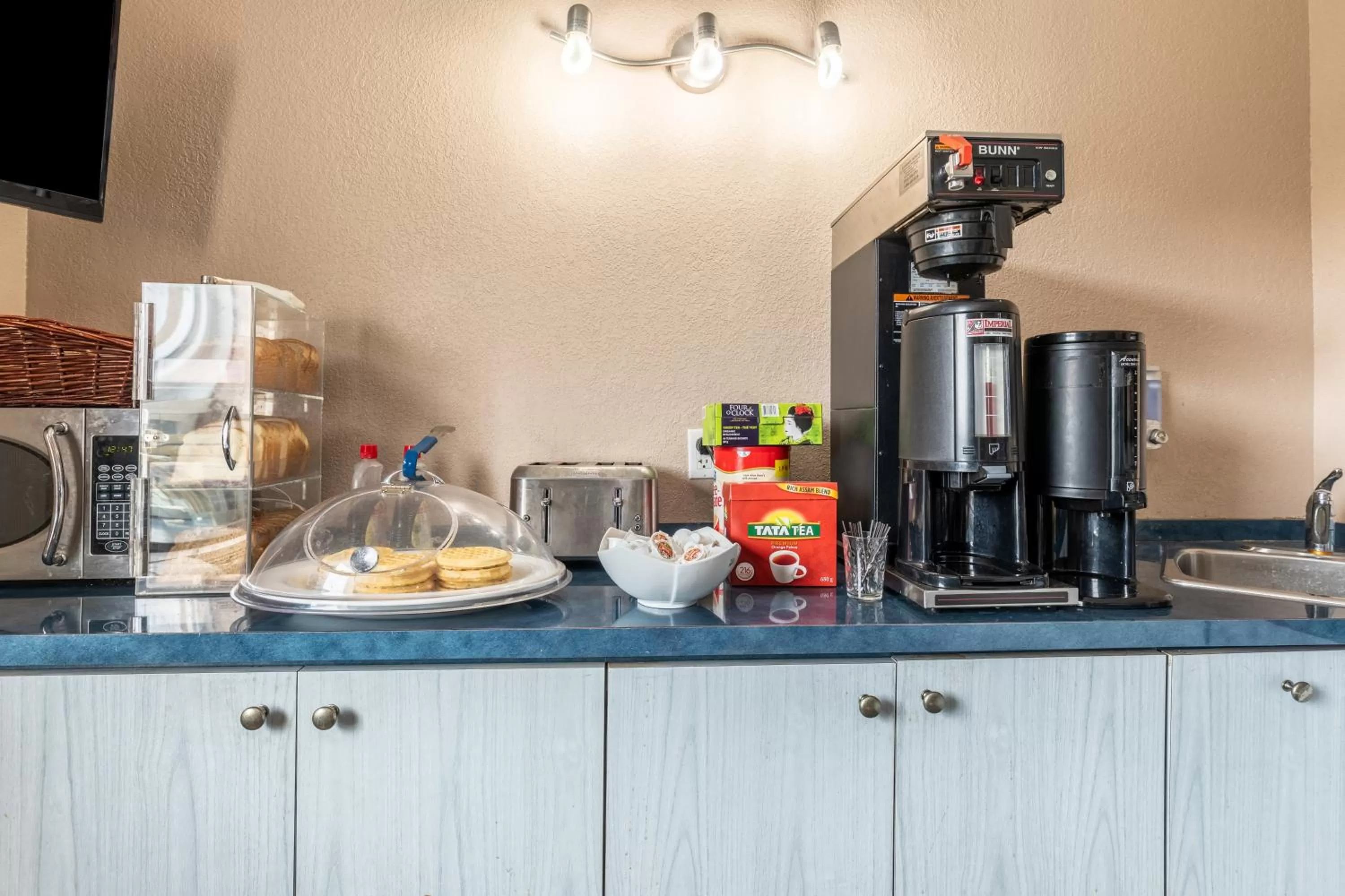 Continental breakfast in Knights Inn Orillia