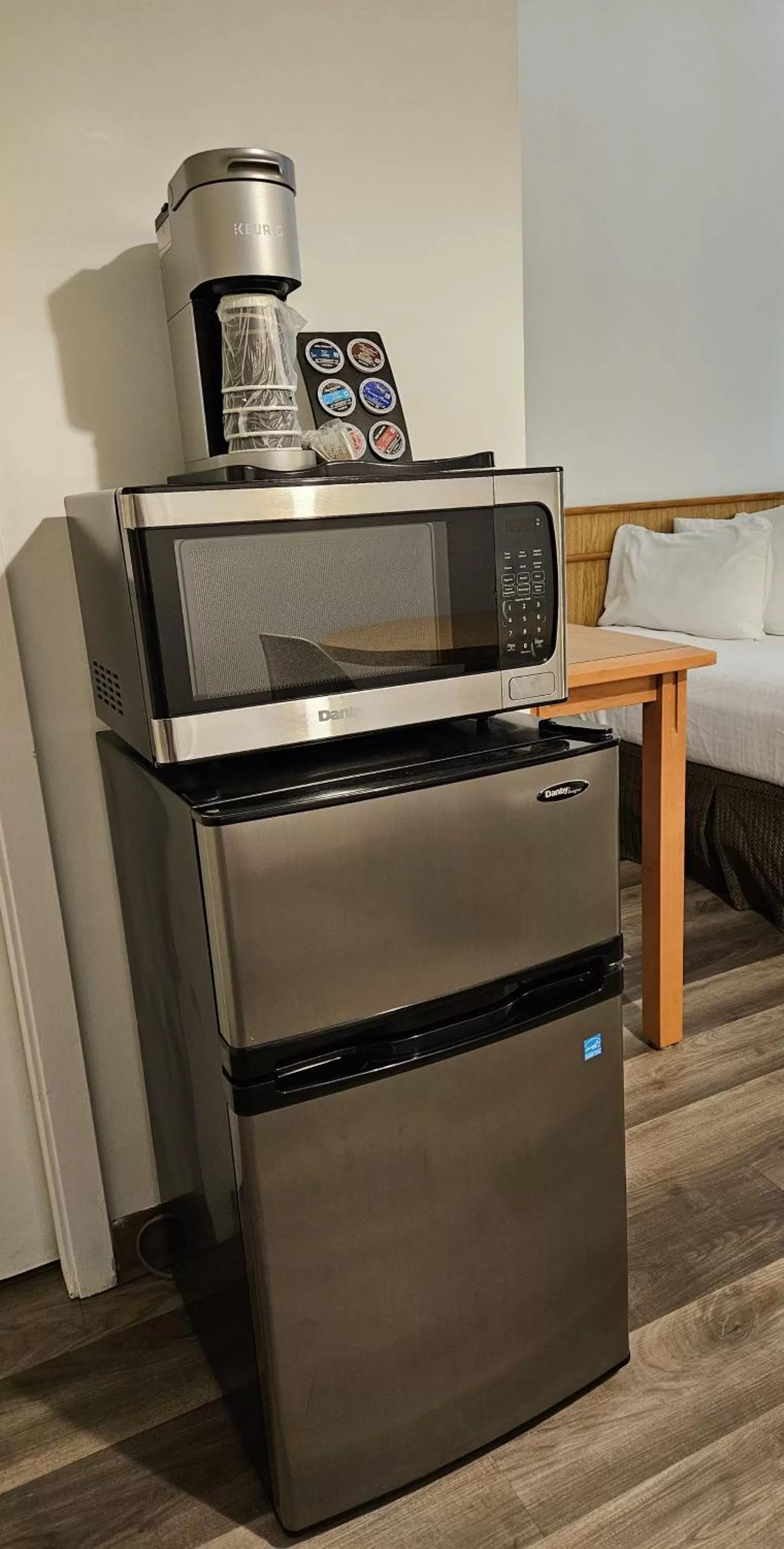 Coffee/tea facilities, Bed in The Cedars Inn Hotel & Convention Centre