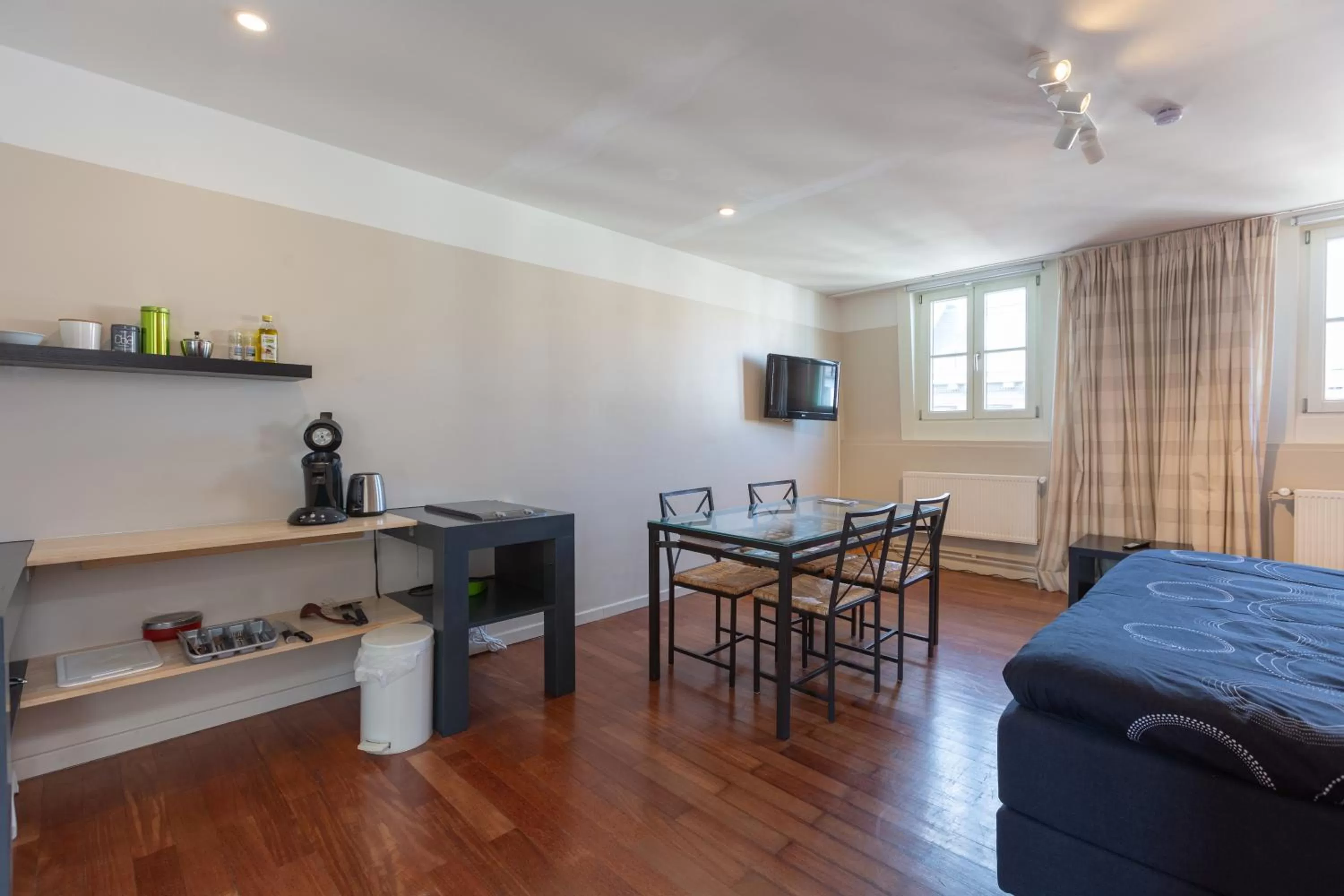 Photo of the whole room, Seating Area in Because the Night city lodge