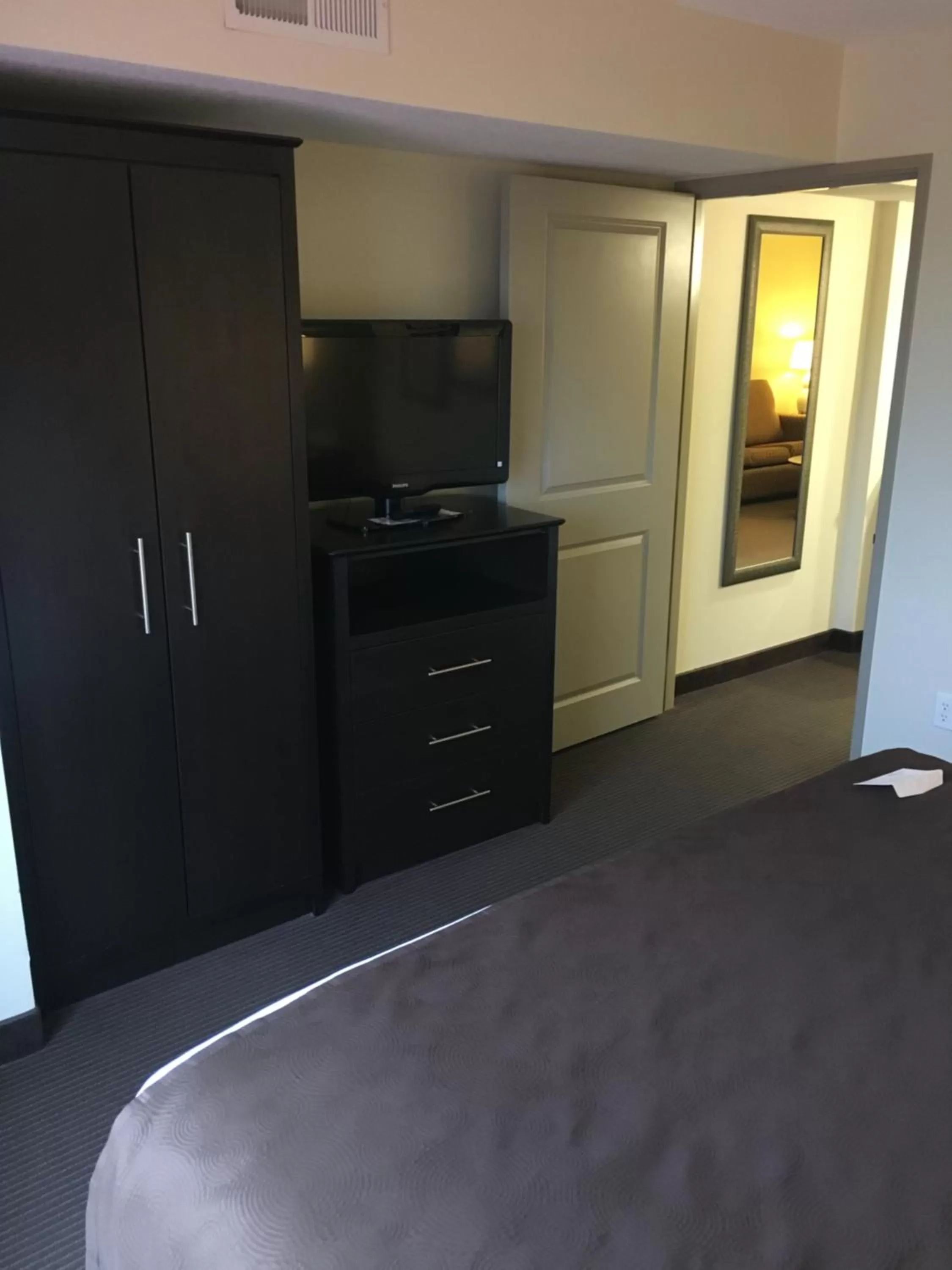 TV and multimedia, Bed in AmericInn by Wyndham Fairfield