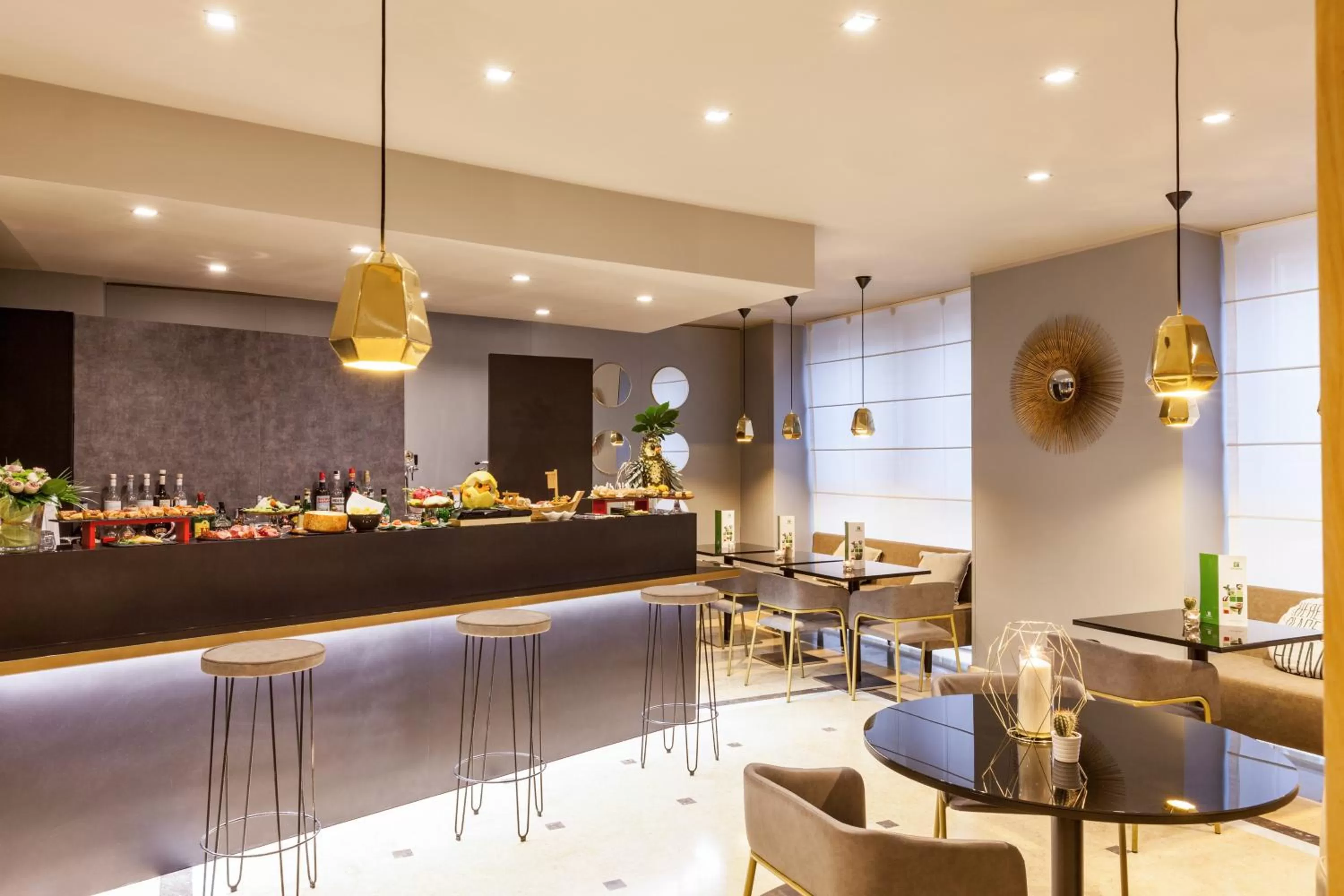 Lounge or bar in Holiday Inn Milan Garibaldi Station by IHG