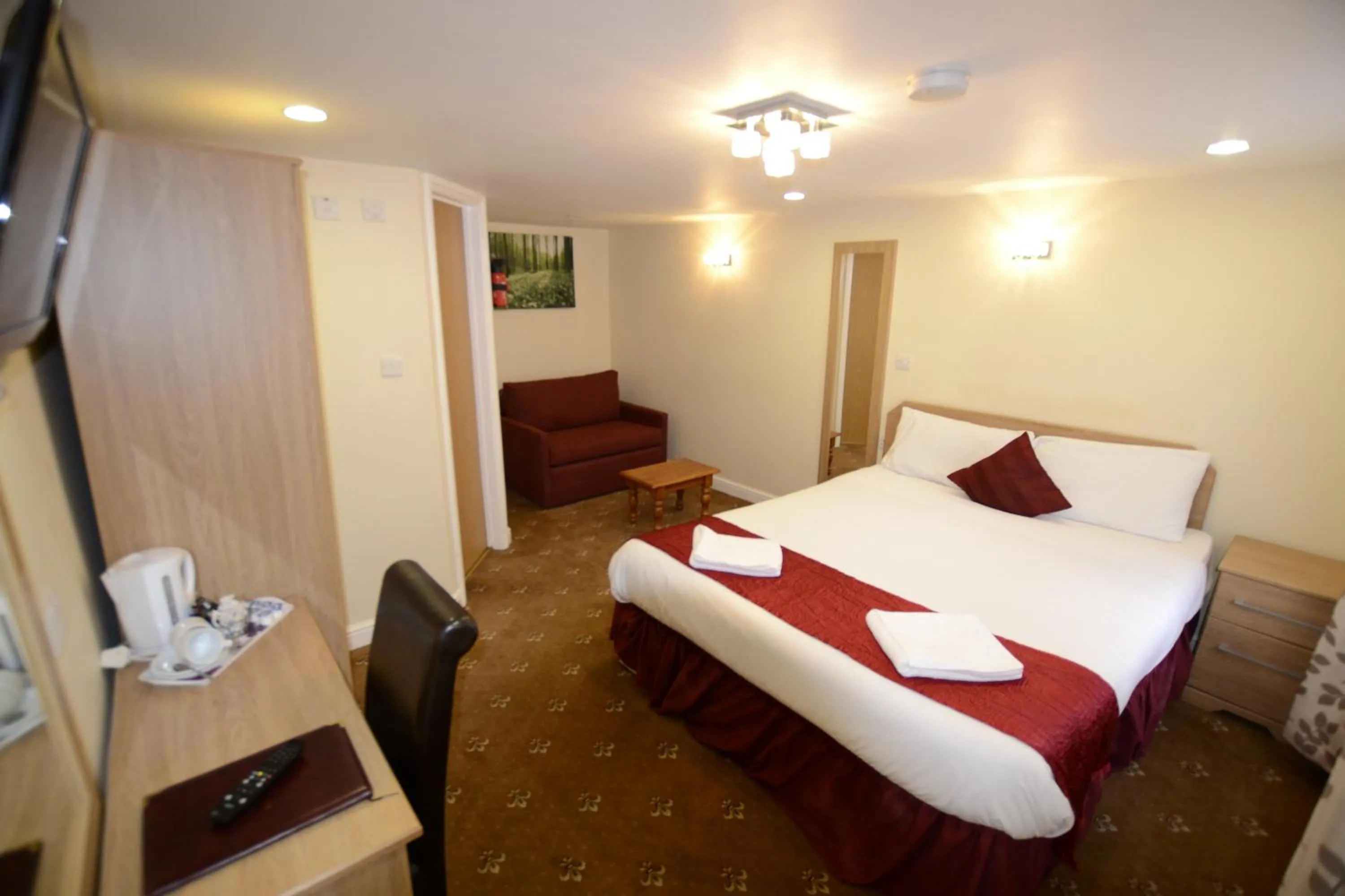 Photo of the whole room, Bed in Cranbrook Hotel