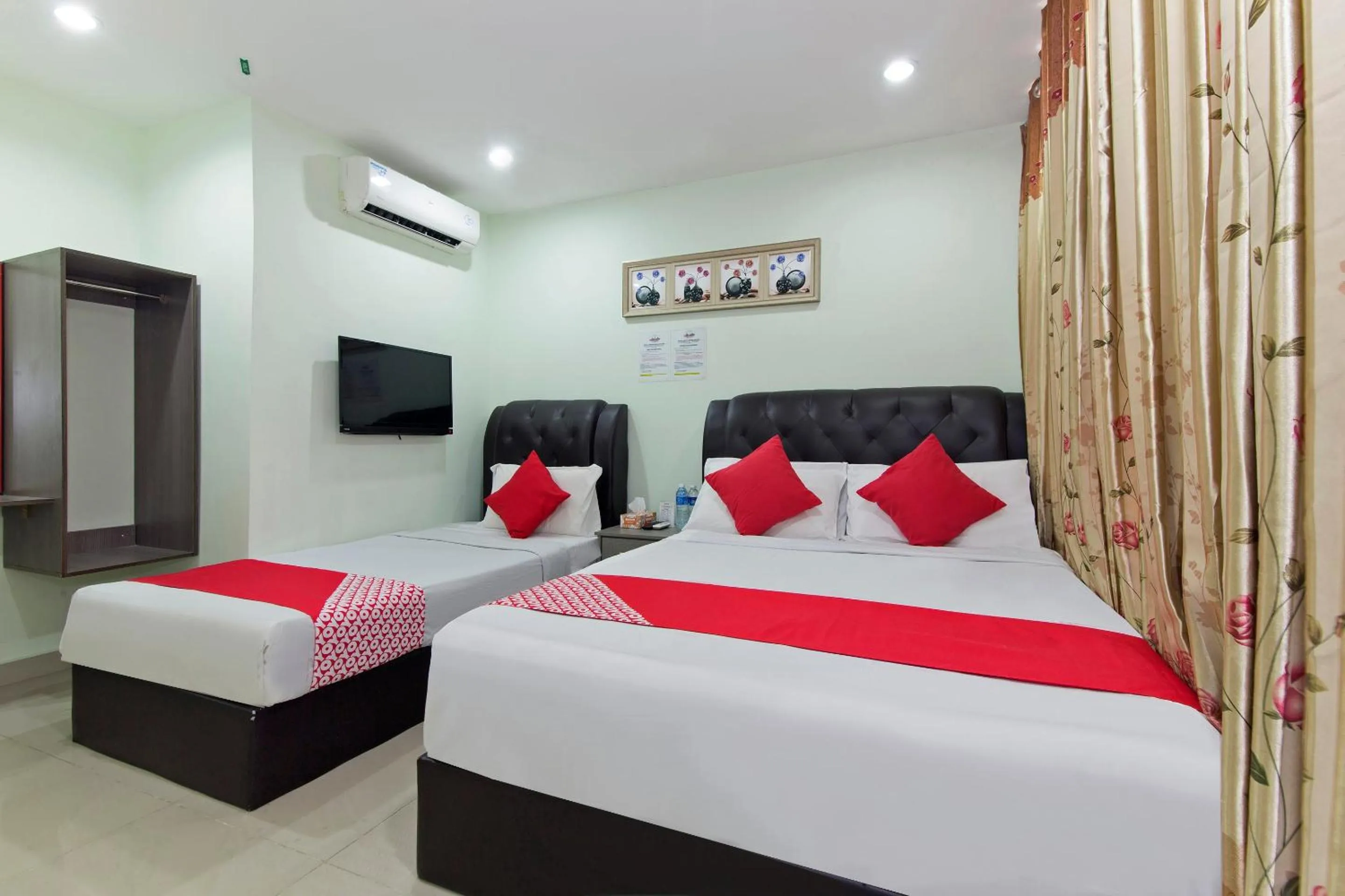 Bedroom, Bed in OYO 444 KL Empire Hotel