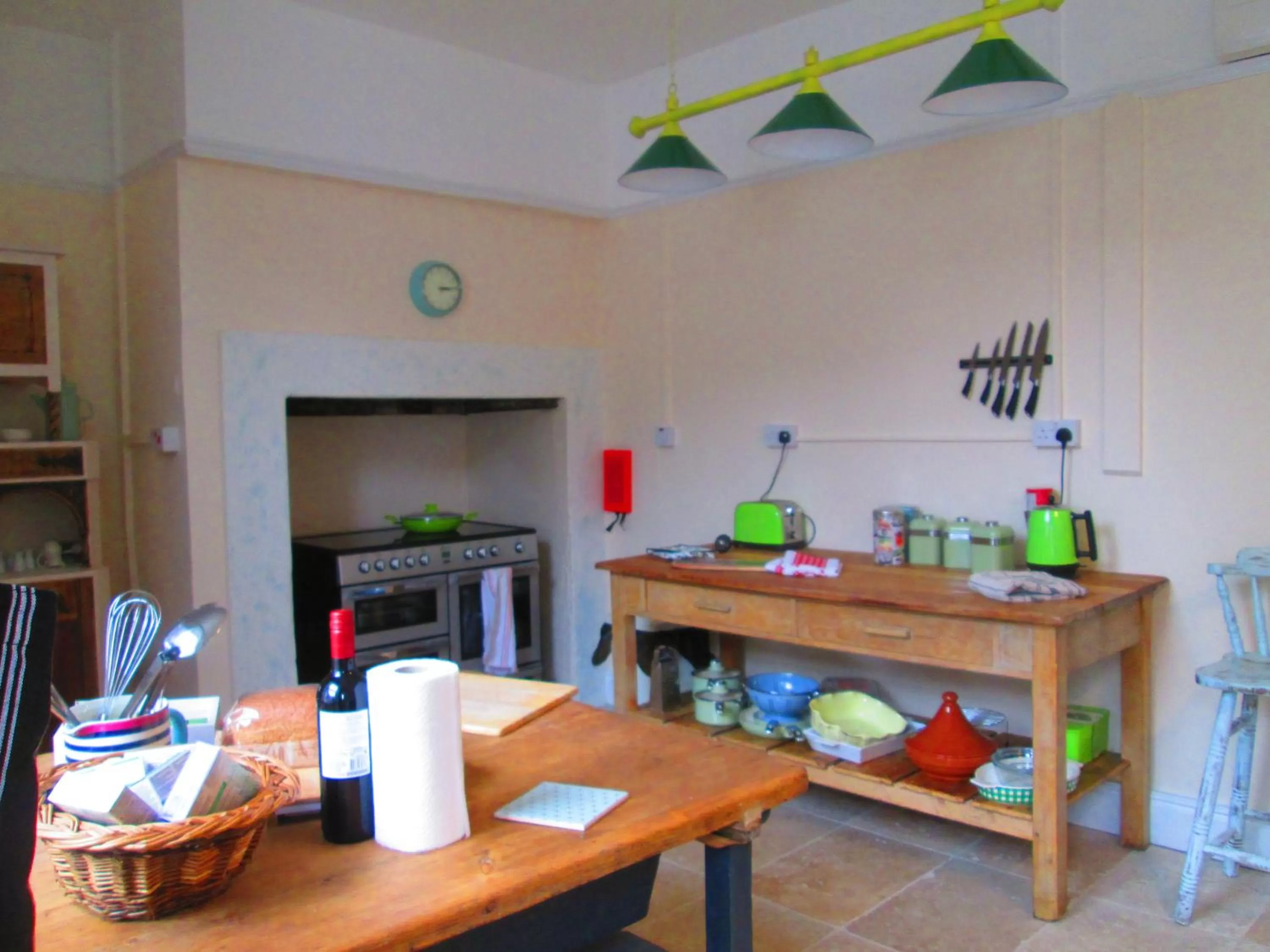 Kitchen or kitchenette in Weston Manor
