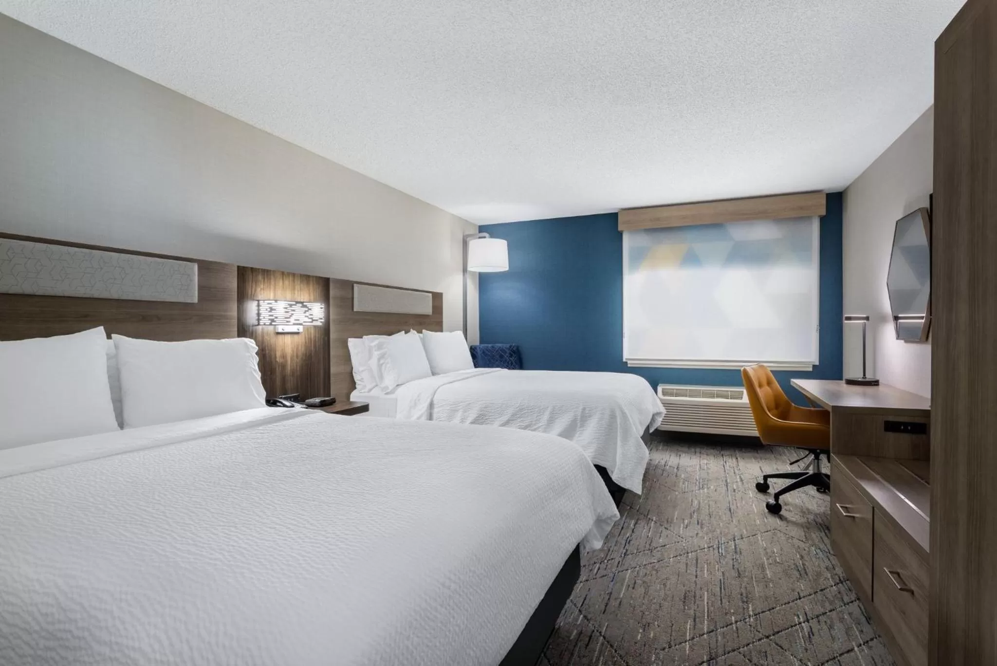 Photo of the whole room, Bed in Holiday Inn Express Hotel & Suites-St. Paul by IHG