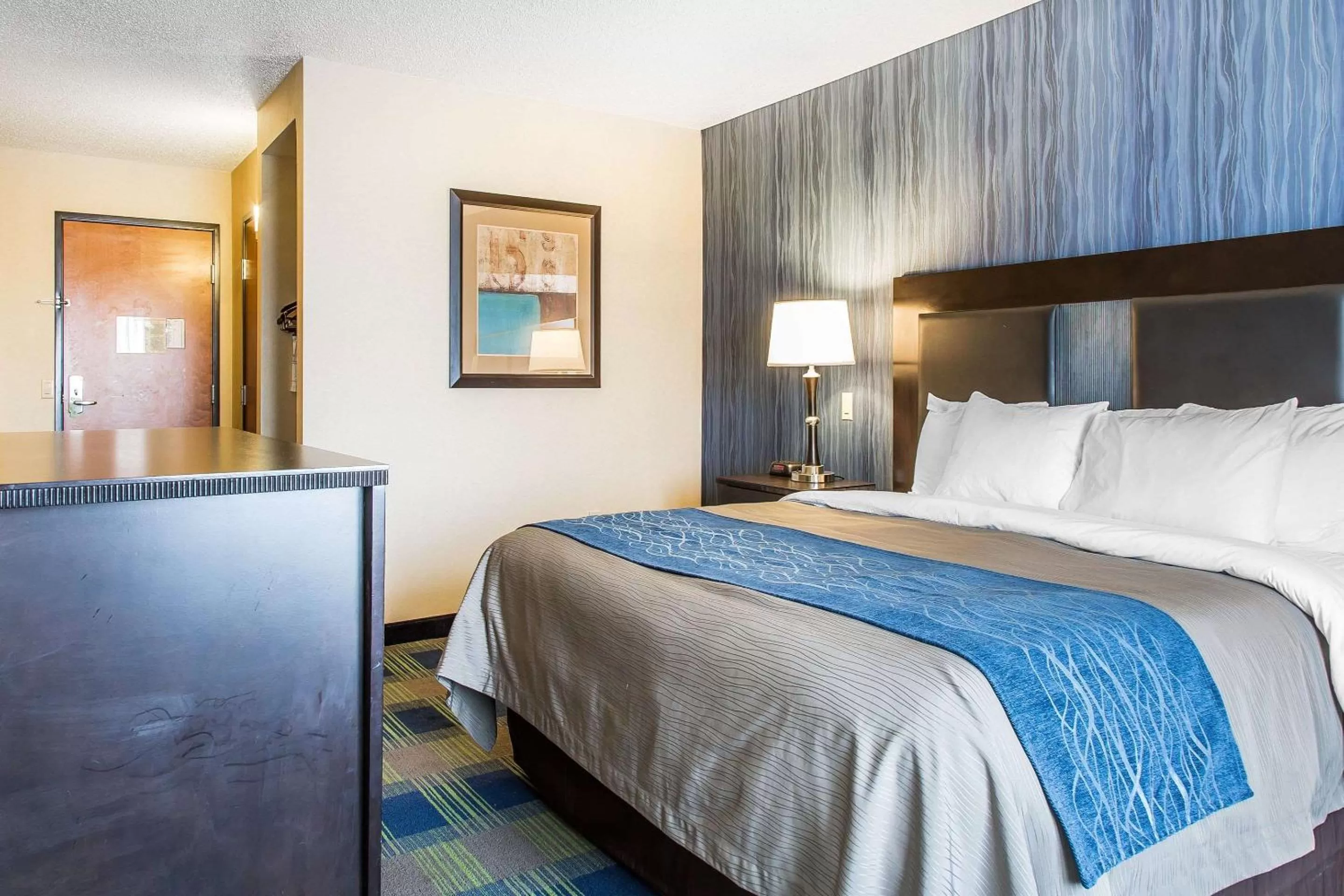 Photo of the whole room, Bed in Comfort Inn & Suites Meriden East