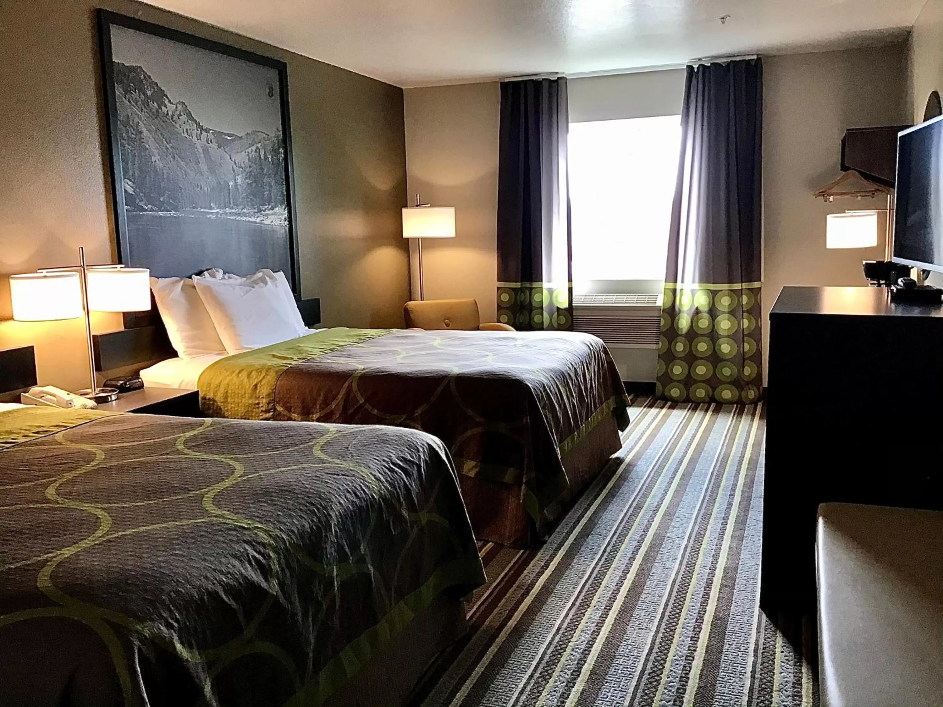 Photo of the whole room, Bed in Super 8 by Wyndham Super 8 Blackfoot