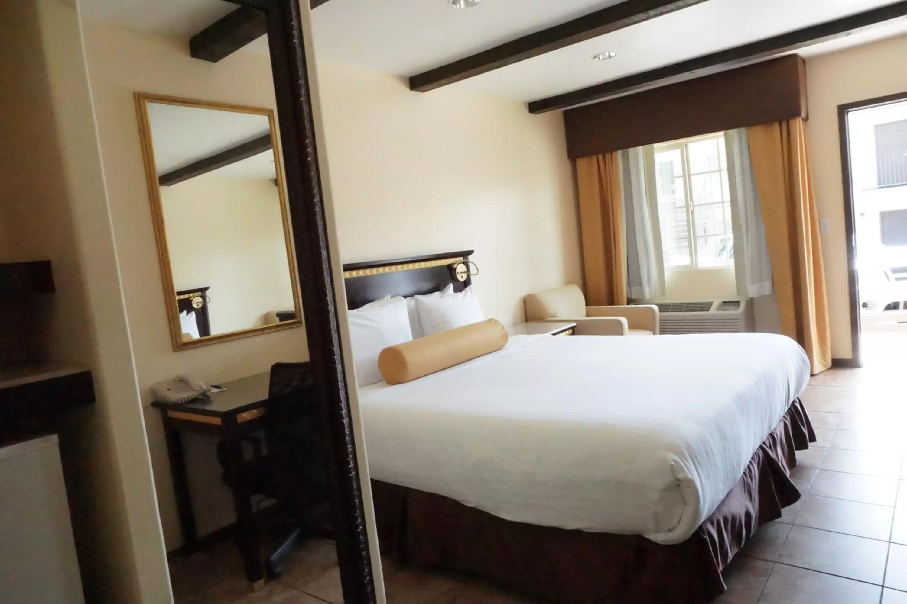 Summer, Bed in Tuscan Garden Inn