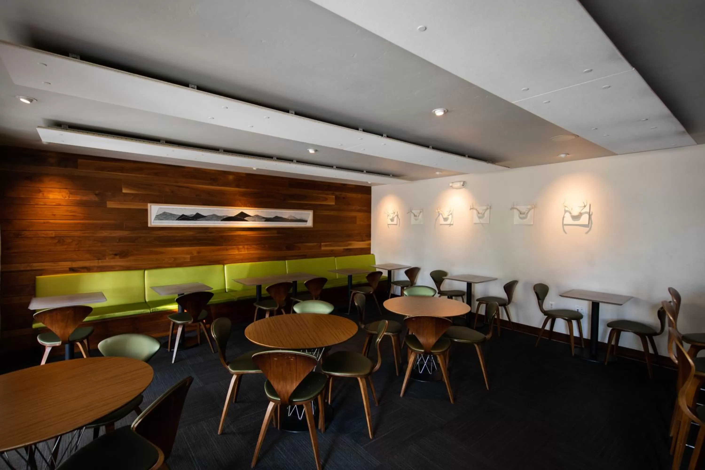 Restaurant/places to eat in Modern Hotel