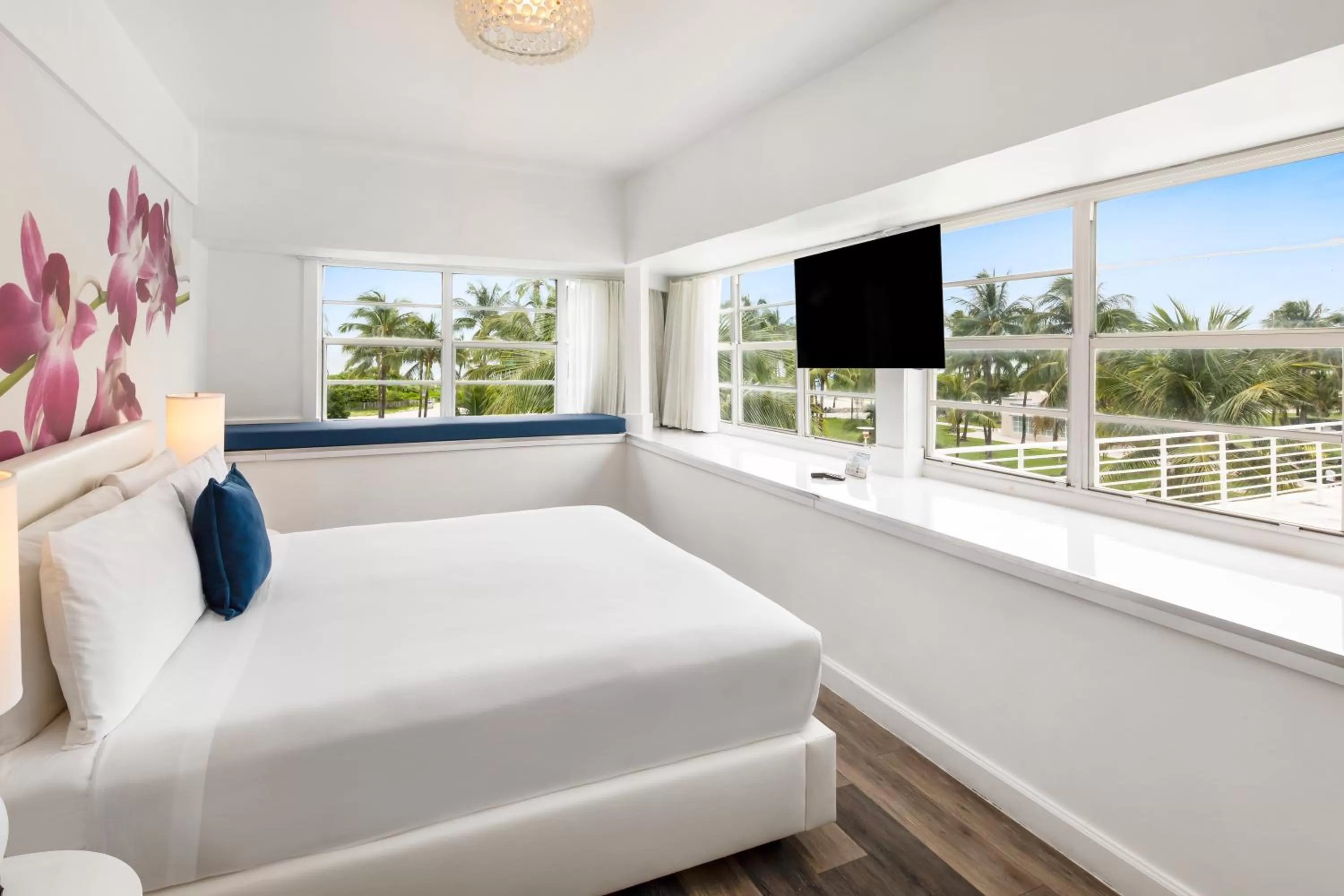 Photo of the whole room, Bed in Penguin Hotel