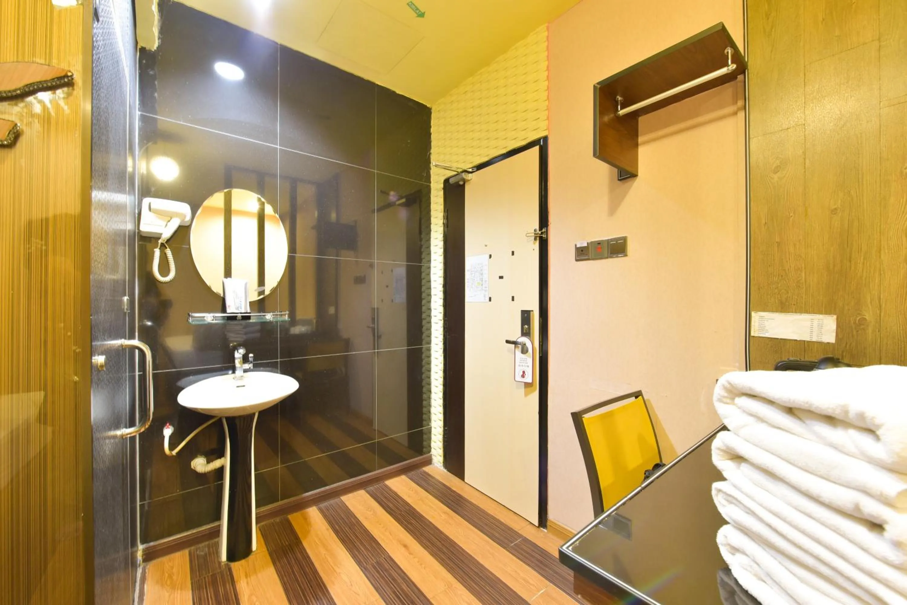 Bathroom, Bed in Townhouse OAK Hotel Holmes Johor Jaya