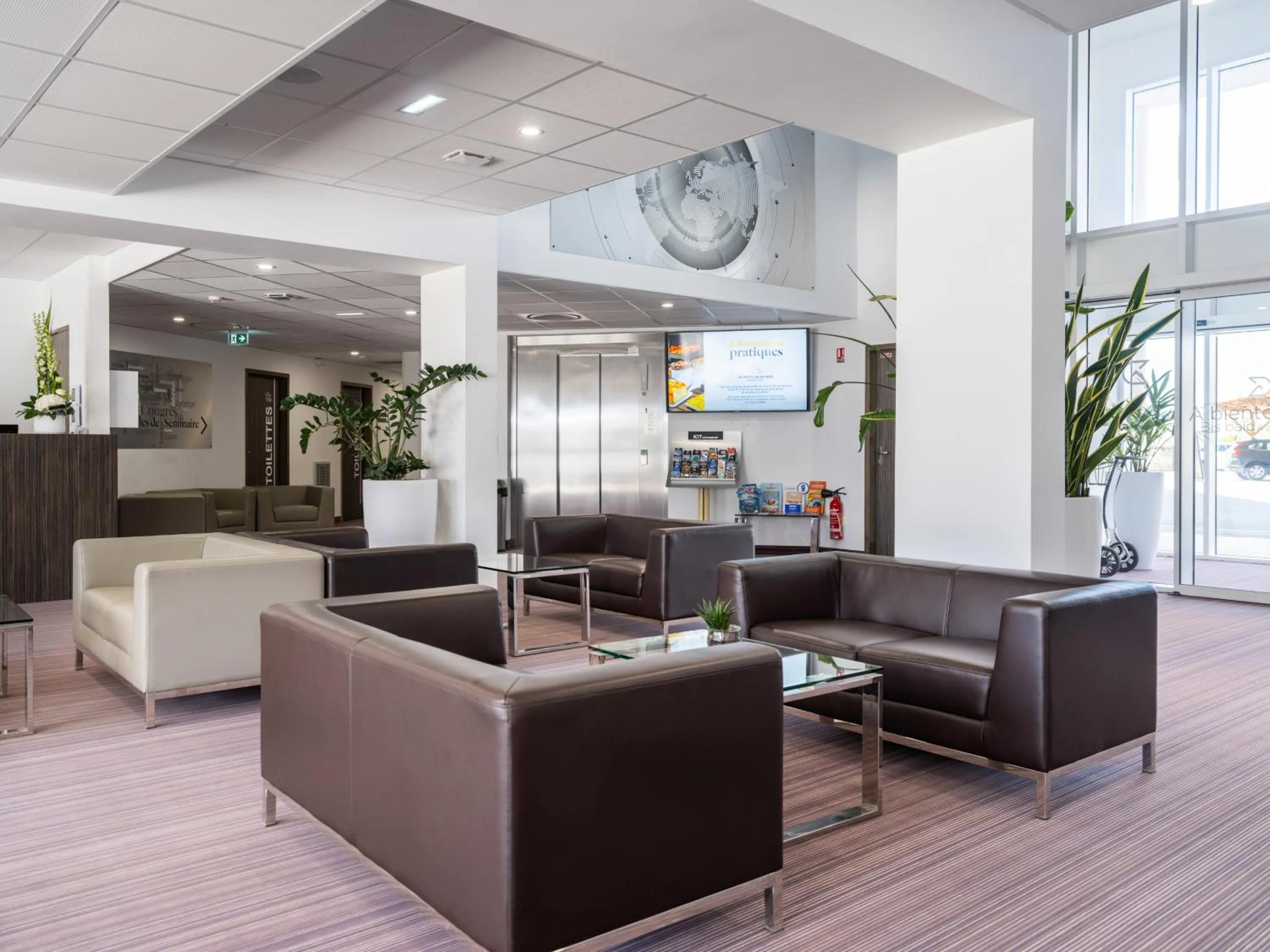 Lobby or reception in Golden Tulip La Baule Hotel and Residence