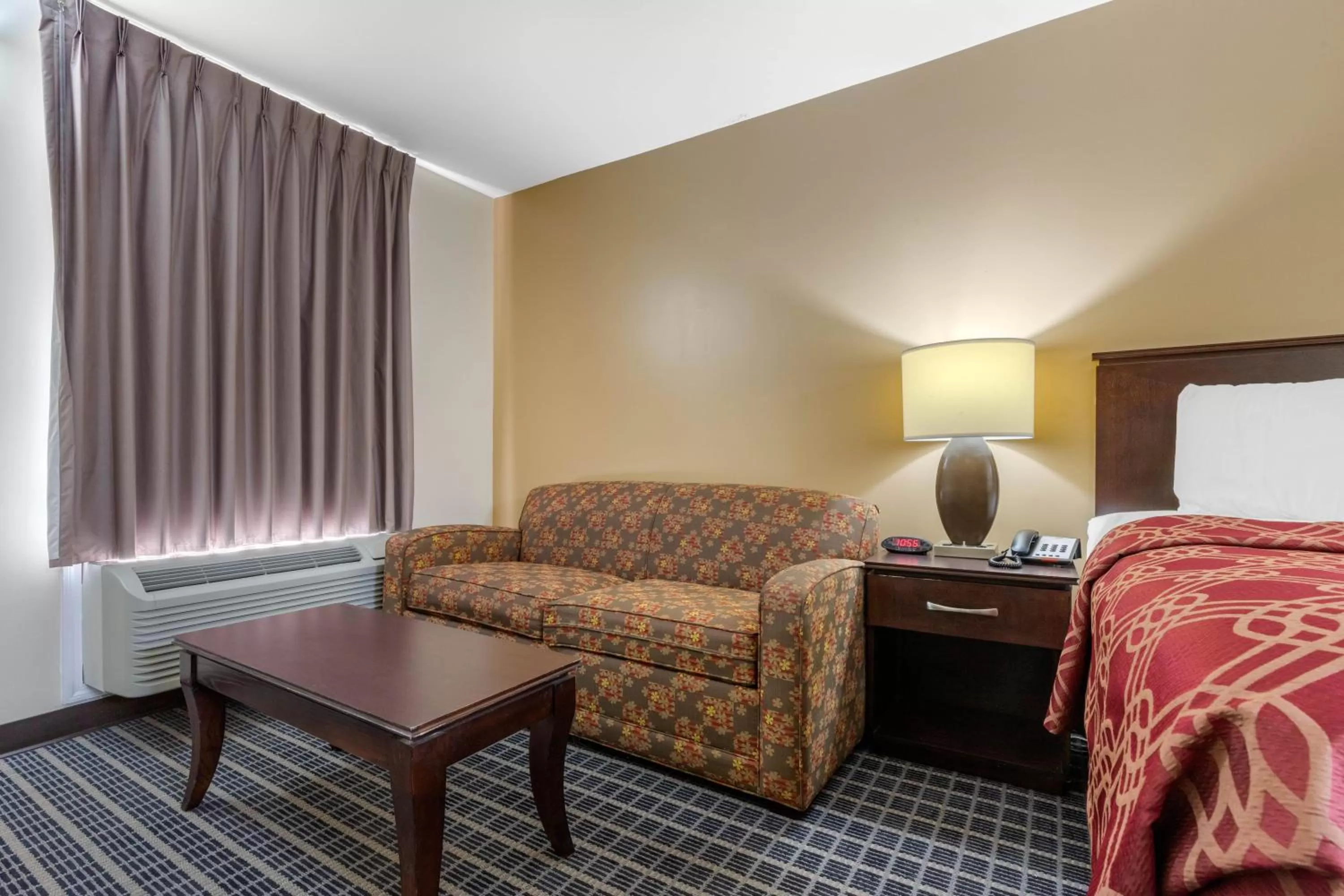 Seating area, Bed in Econo Lodge Gaffney