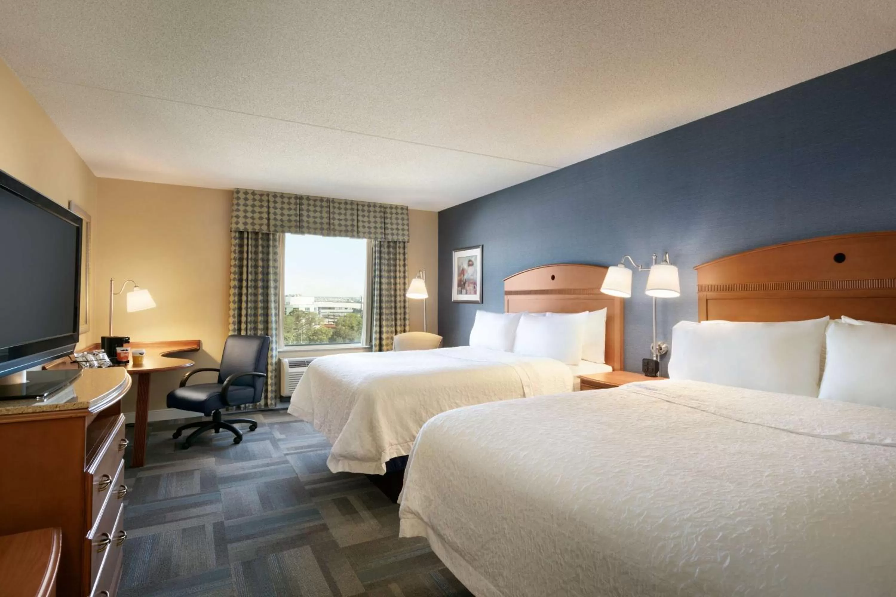 Bedroom, Bed in Hampton Inn New York - LaGuardia Airport