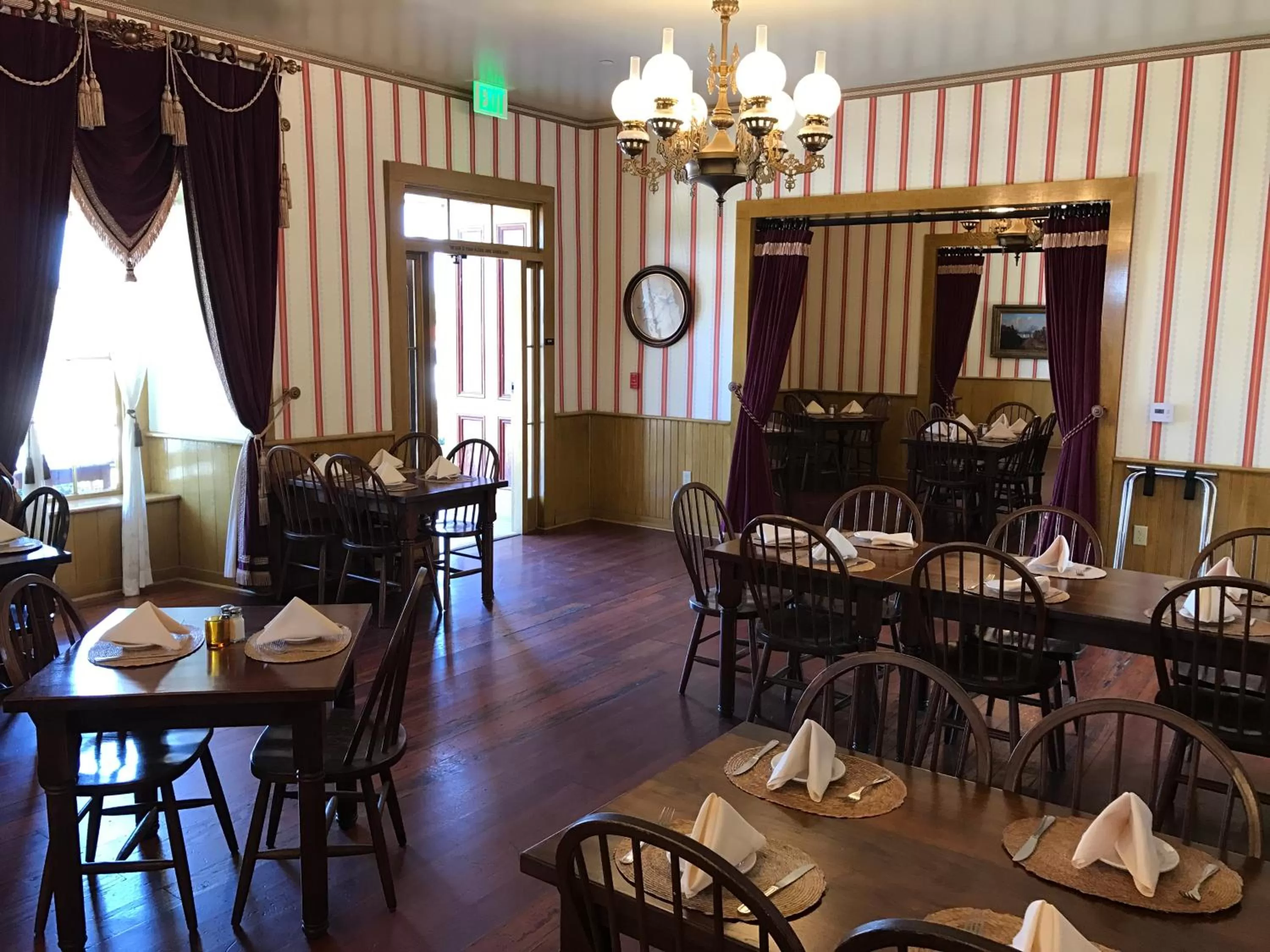 Restaurant/places to eat in Cosmopolitan Hotel