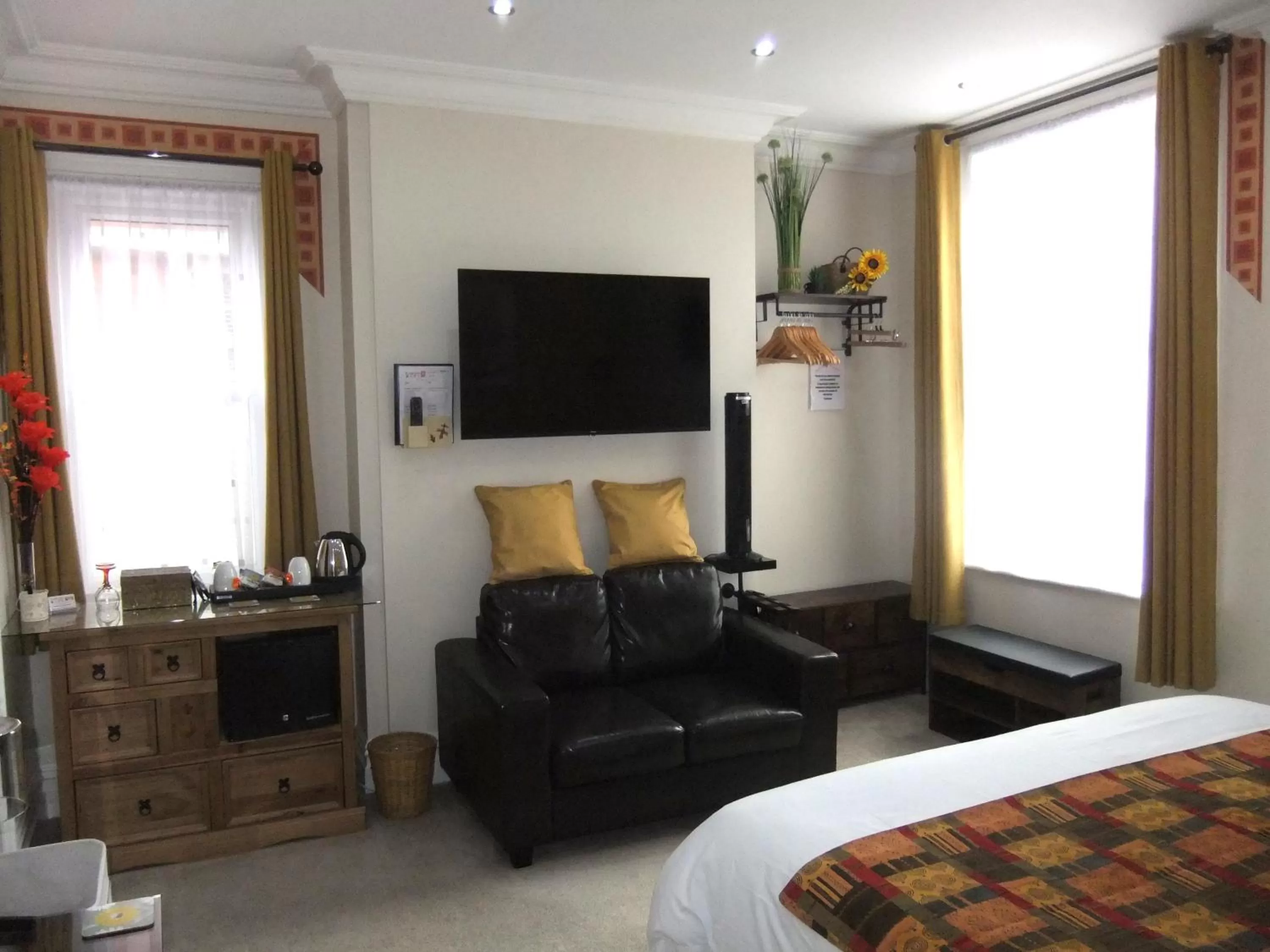 Photo of the whole room, Bed in FourRooms - Couples Only