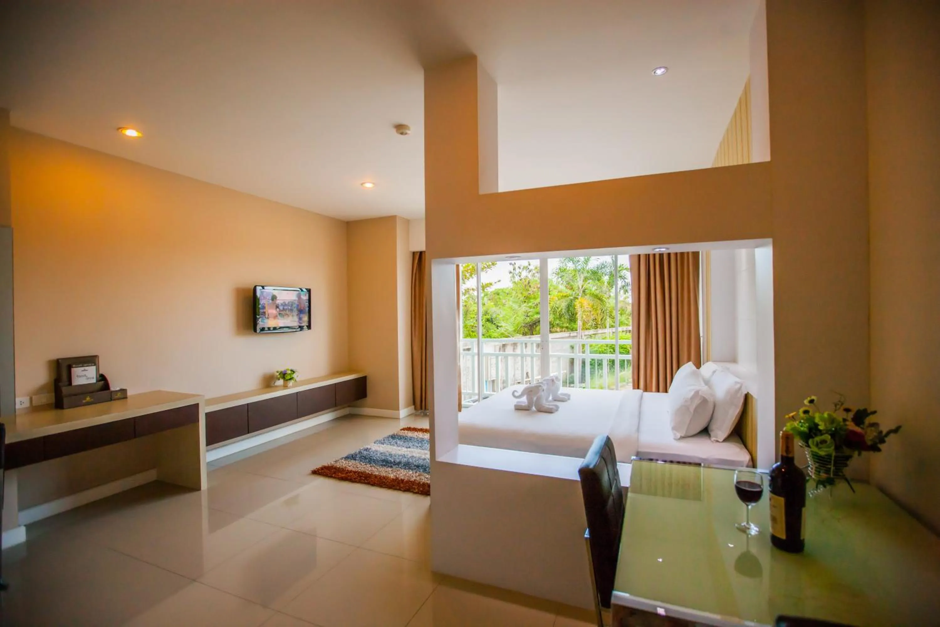 Bedroom, Bed in Golden City Rayong Hotel