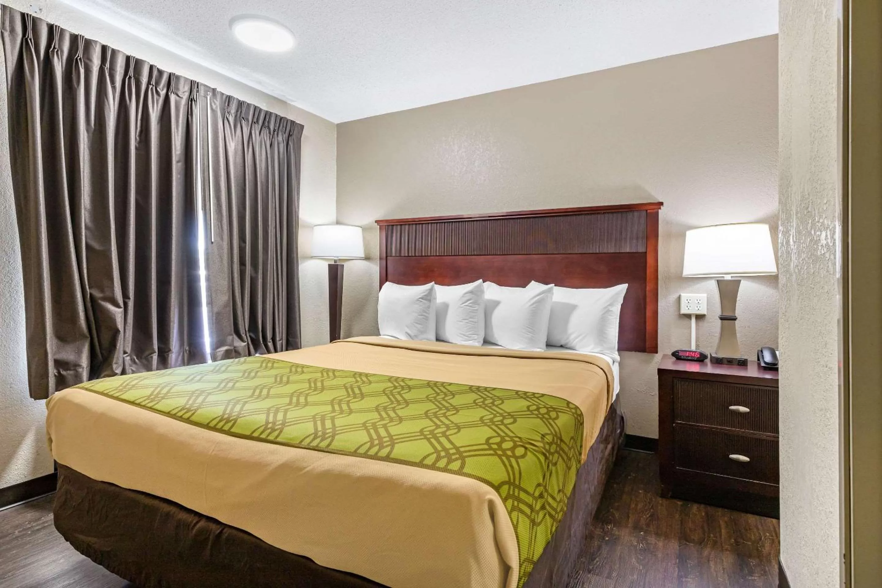 Photo of the whole room, Bed in Econo Lodge Augusta, Downtown