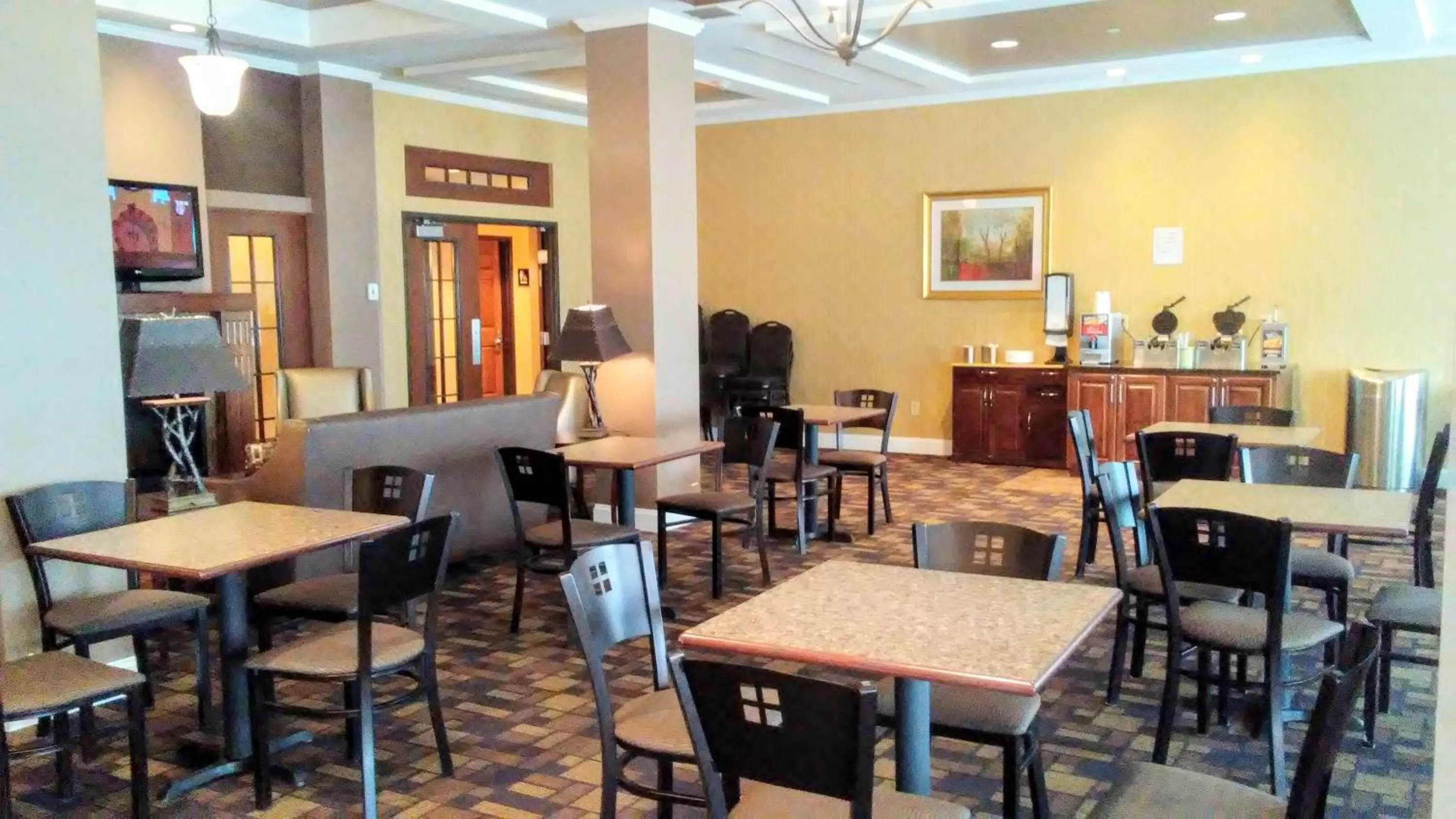 Buffet breakfast in Astoria Hotel & Suites - Glendive