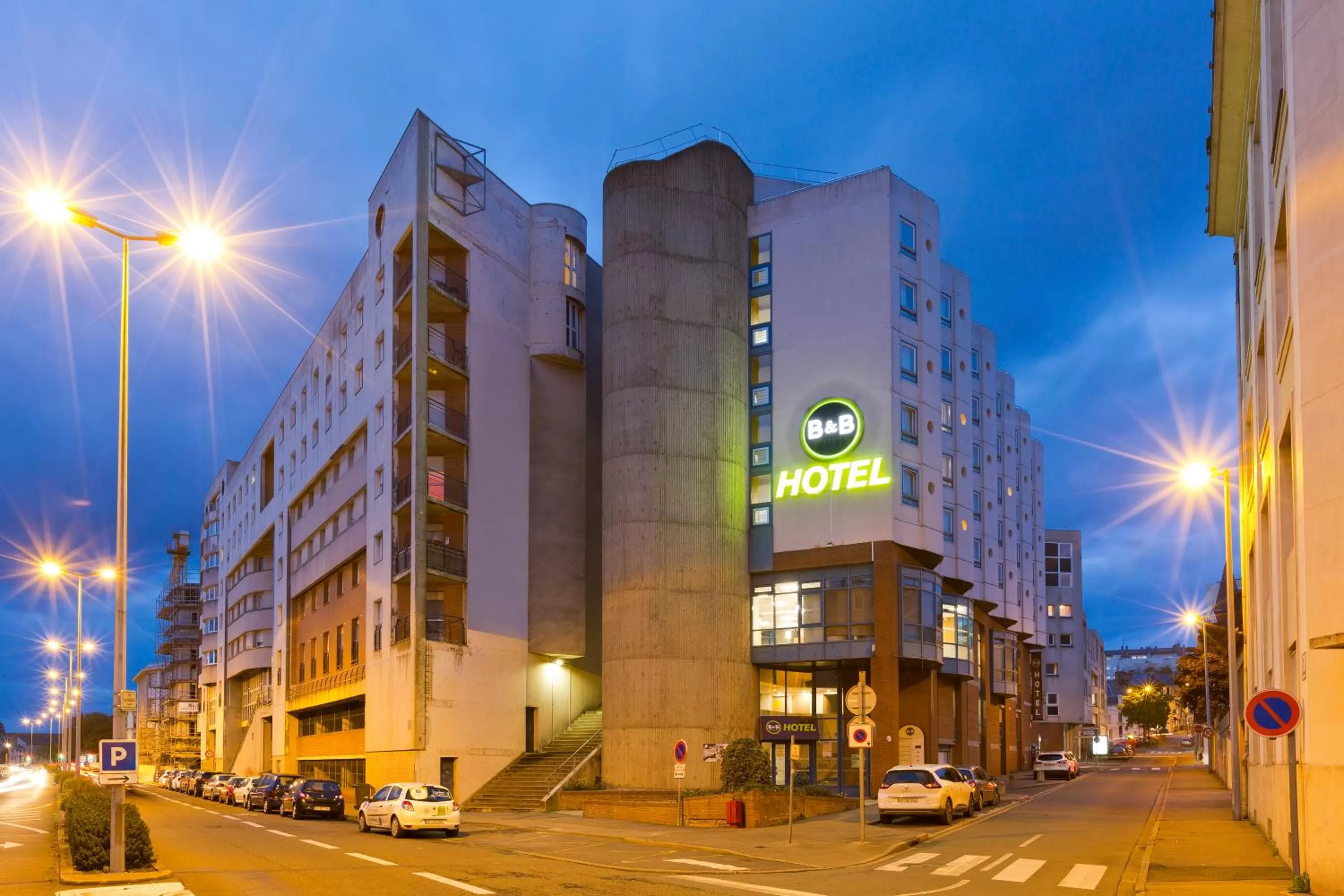 Facade/entrance in B&B HOTEL le Mans Centre