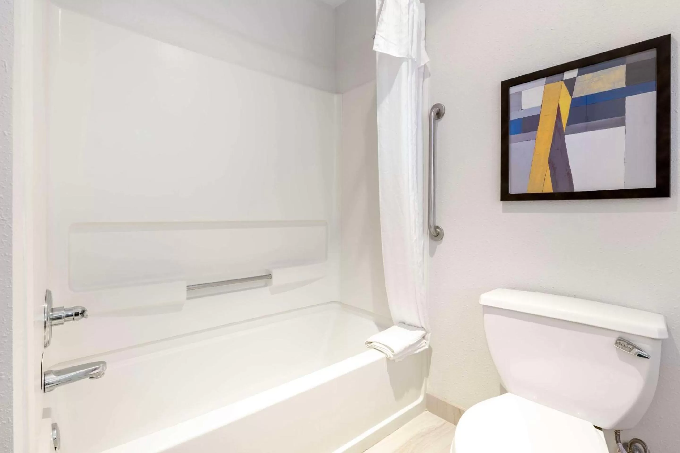 Shower in Comfort Inn Edinburgh - Columbus