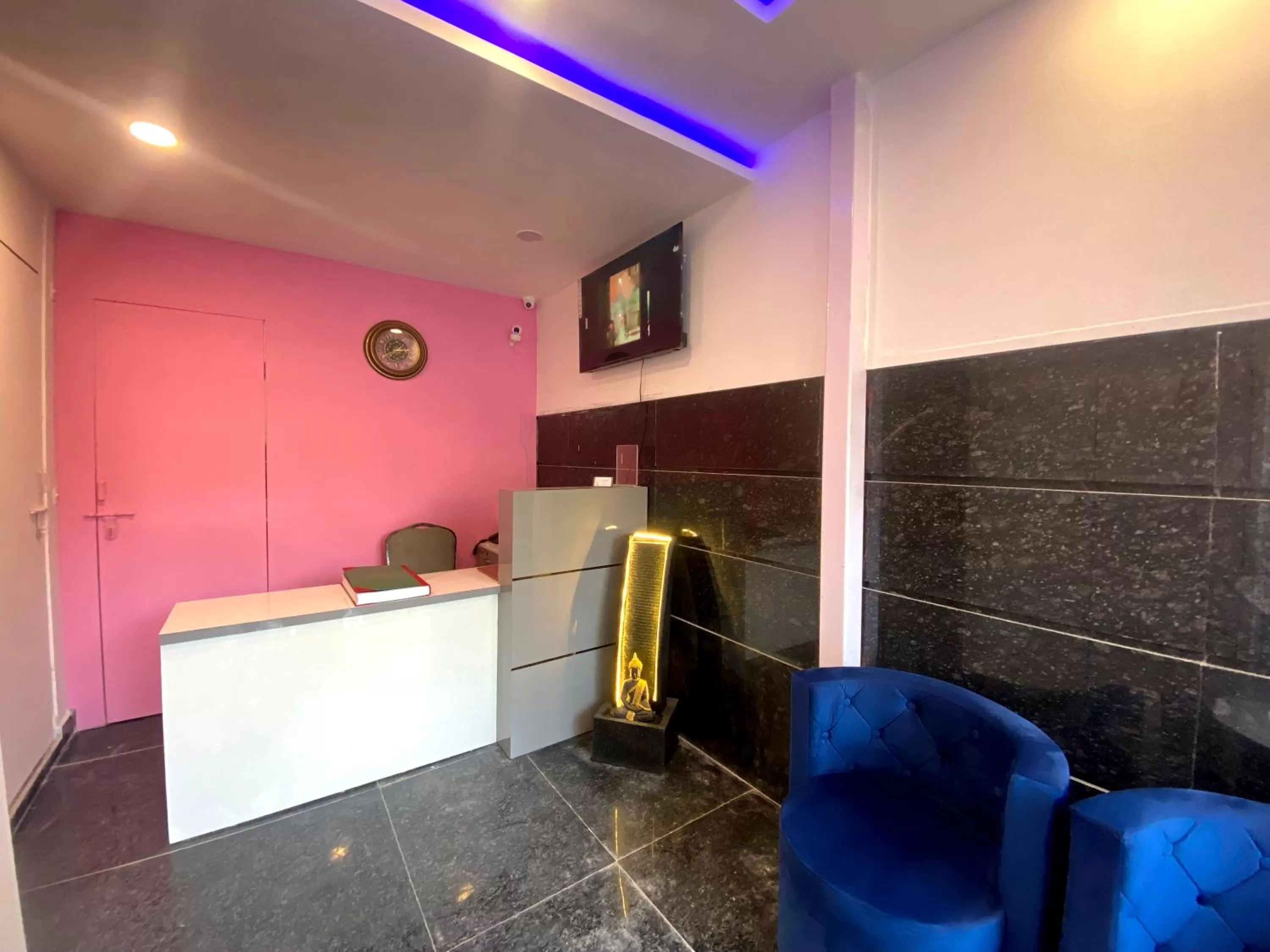 Seating area in The Metro Stay By F9 Hotels-Near Sector 18 Metro Station Noida