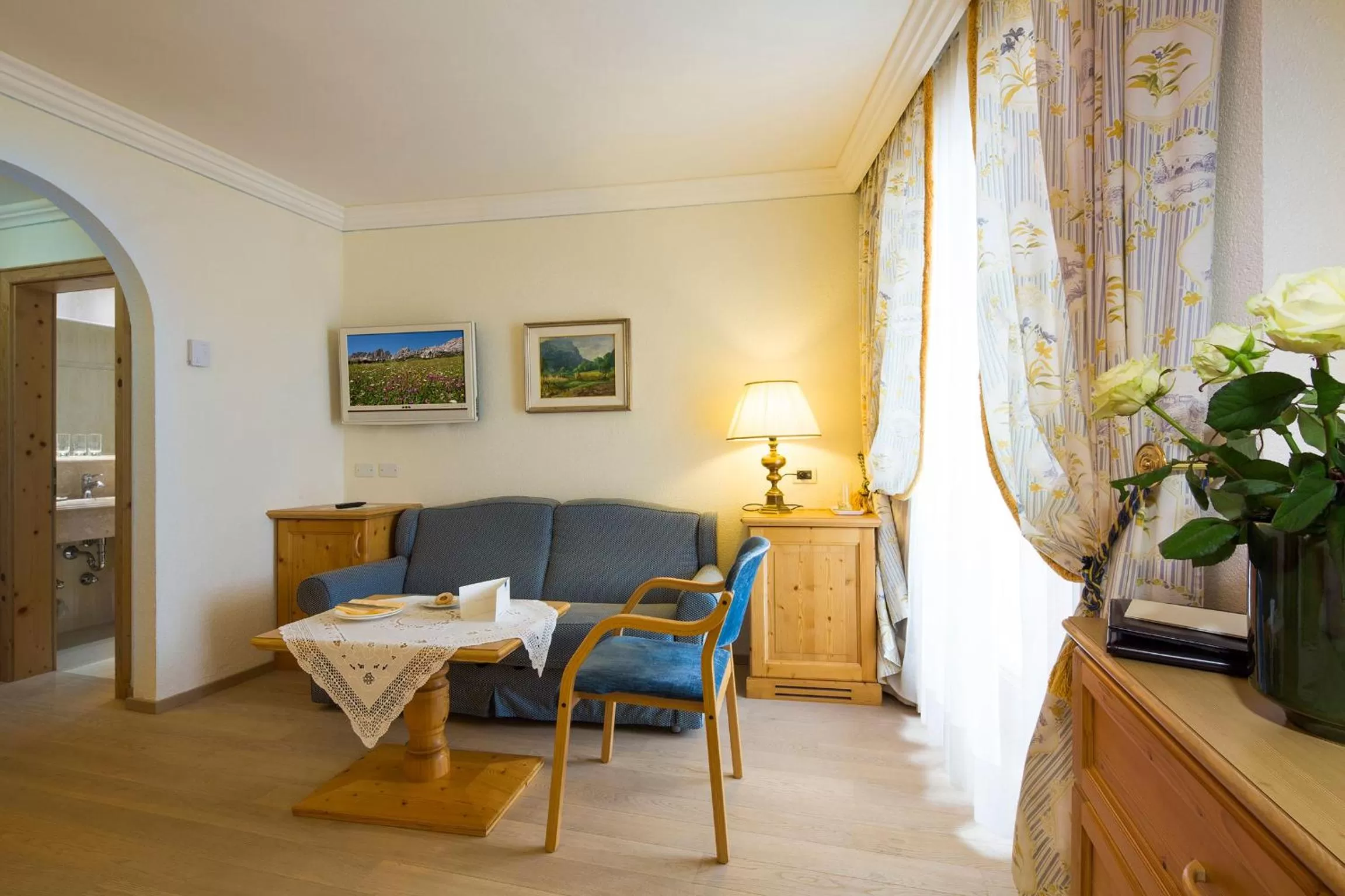 Photo of the whole room in Hotel Sassongher