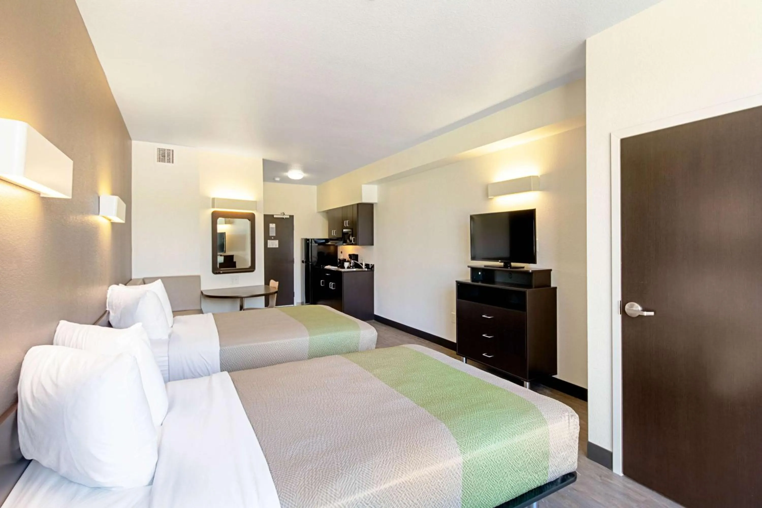 TV and multimedia, Bed in Studio 6 Austin Airport