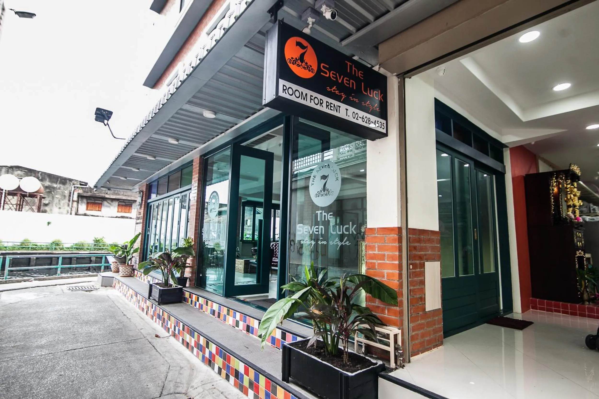 Area and facilities in The Seven Luck